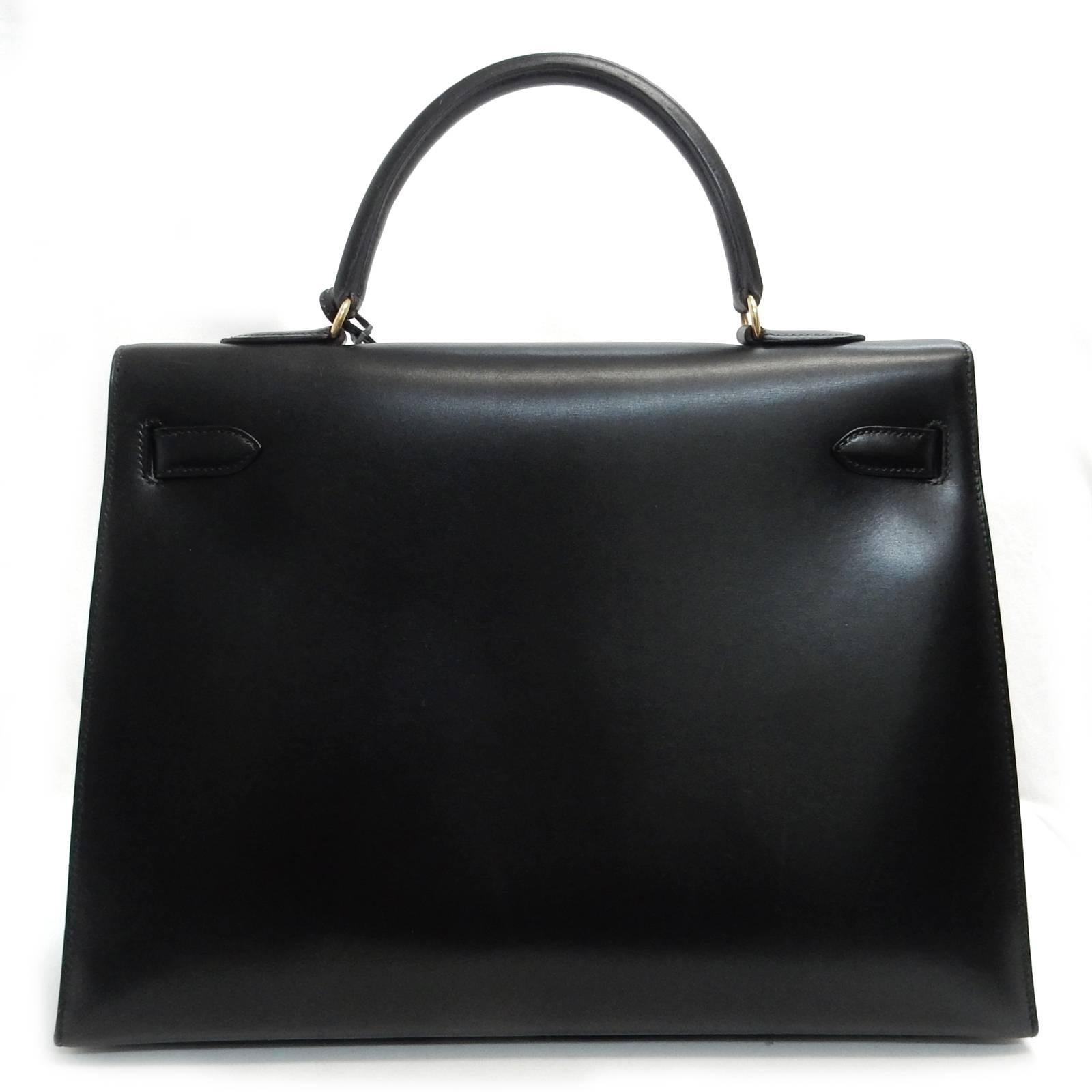 - Hermes Kelly 35 black box calfskin leather satchel bag with no strap. 

- Height: 9 inches. Lenght: 14 inches. Width: 5.5 inches. Strap Drop: 3.5 inches. 

- Height: 23cm. Length: 35cm. Width: 14cm. Strap Drop: 9cm. 

- Code:25Z (made in 1996).