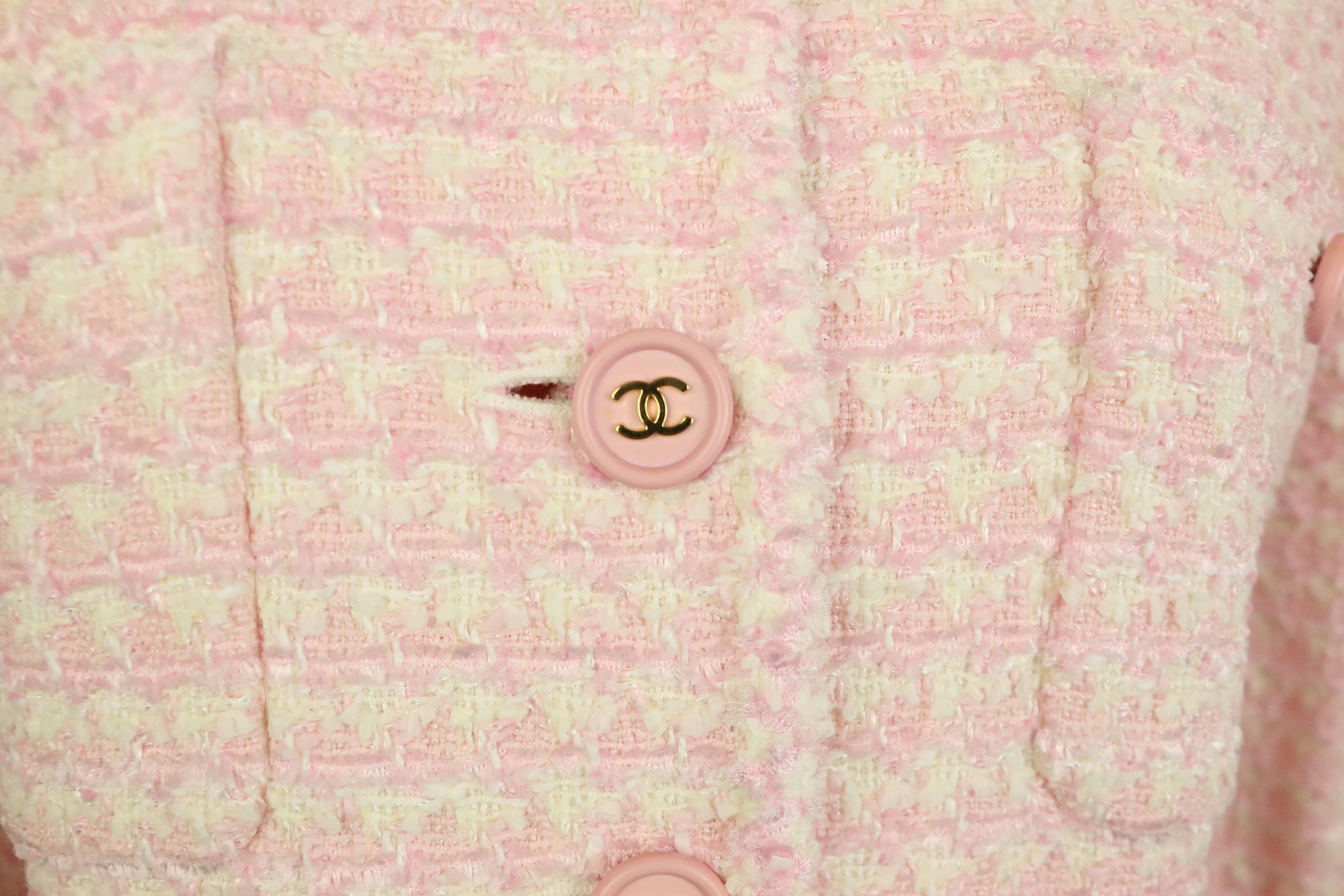 - Vintage Chanel white and pink tweed jacket from 1997 pre-collection. 

- Featuring four front pockets, front, and cuff with pink gold-toned 