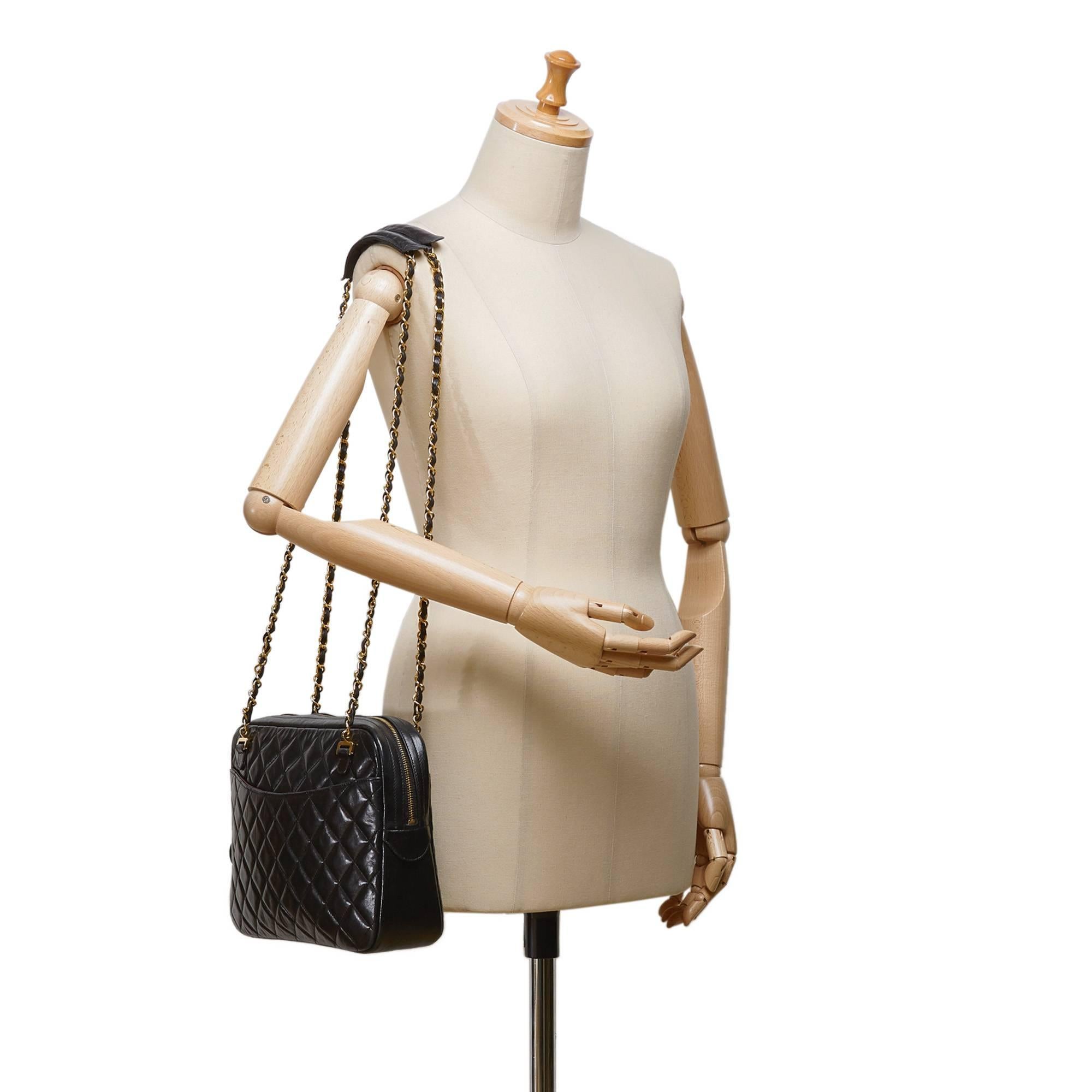 - Vintage 80s Chanel black quilted Matelasse lambskin shoulder bag. 

- Featuring an exterior front and back open pockets. 

- Gold-toned chain shoulder strap. 

- Top zip closure with interlocking 