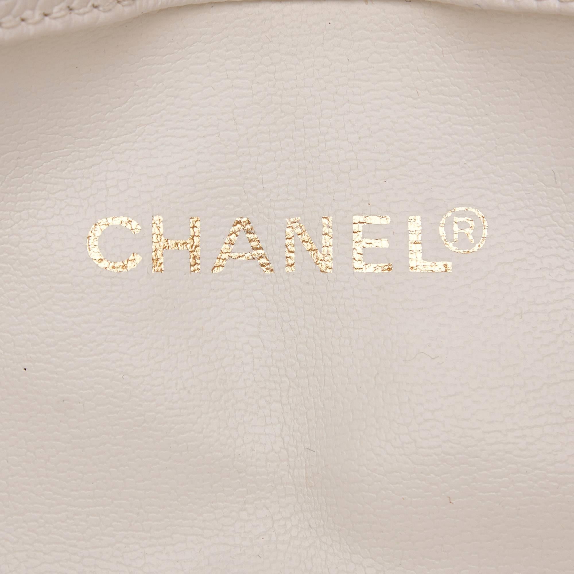 Chanel White Caviar Leather Drawstring Shoulder Bucket Bag In Excellent Condition In Sheung Wan, HK