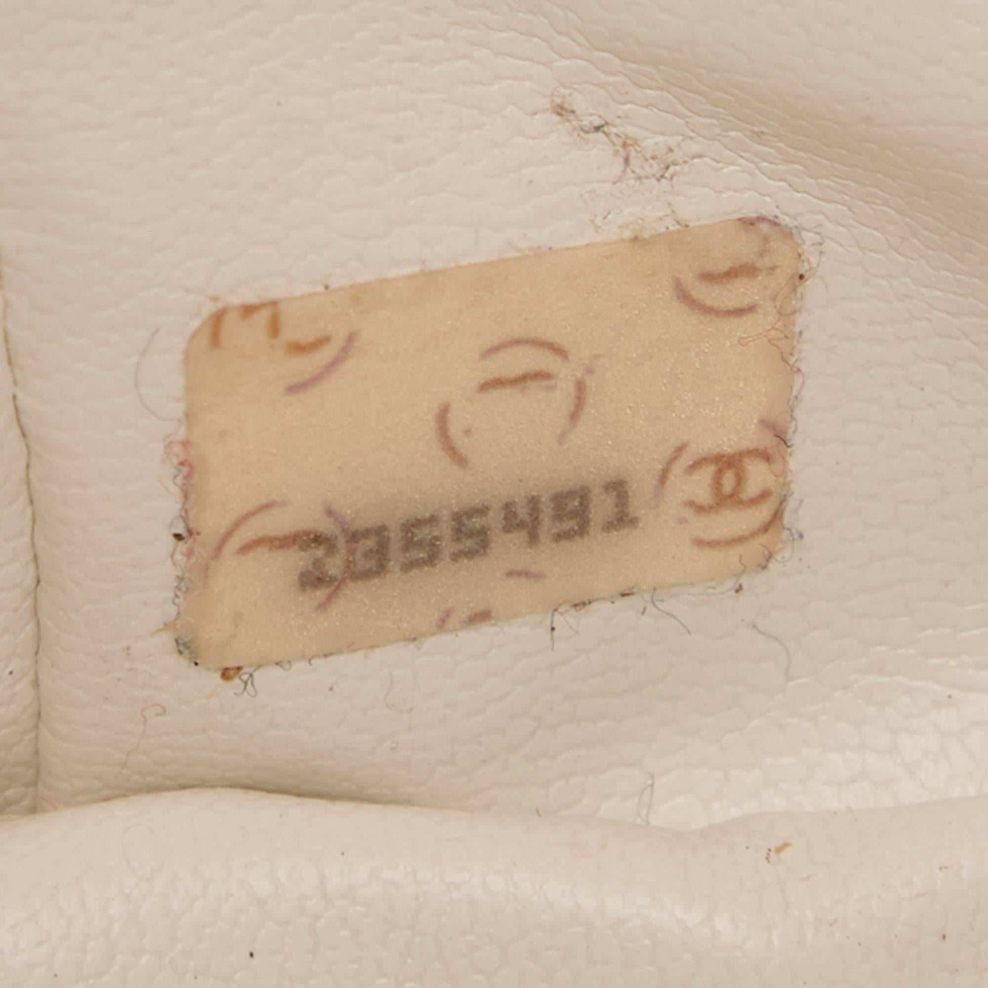 Women's Chanel White Caviar Leather Drawstring Shoulder Bucket Bag