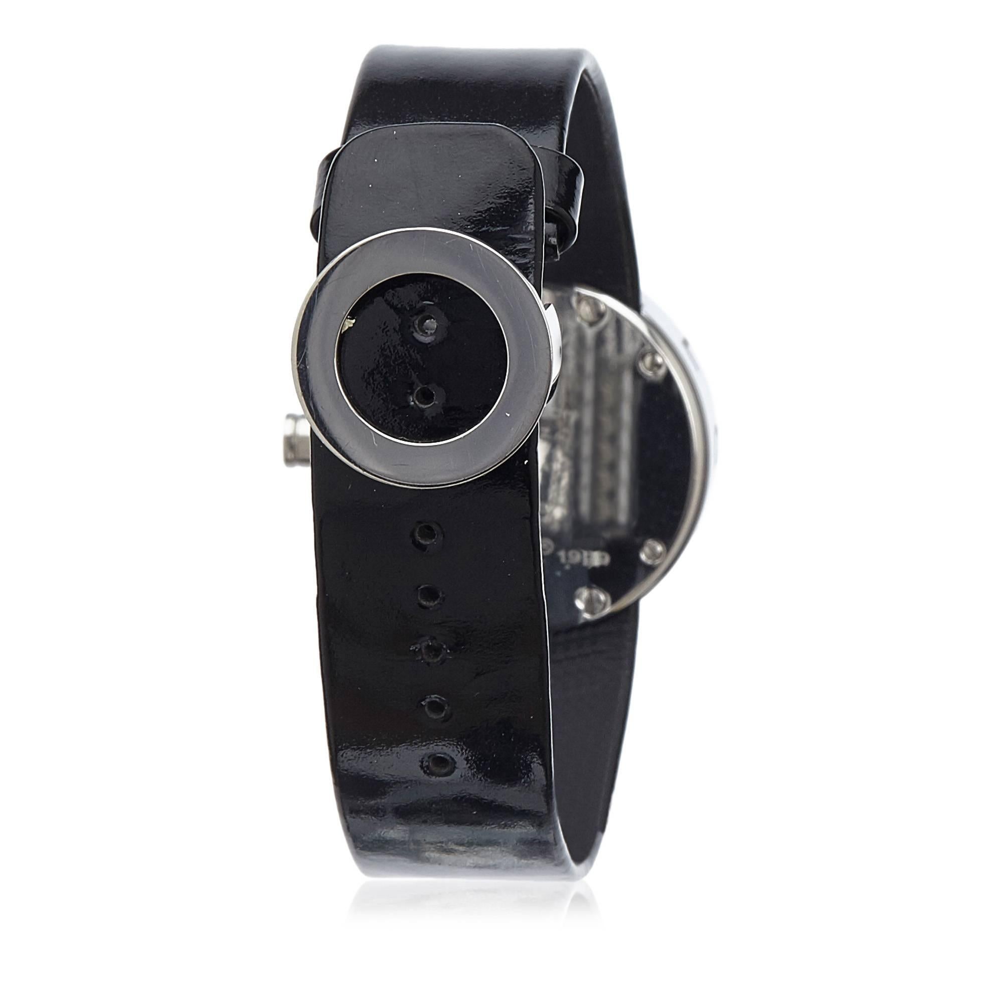 - This Chanel  La Ronde Watch features a patent leather wrist strap, metal hardware, deployment clasp closure, and a quartz movement. 

- Face: 1.7 × 1.7 cm.  
  Case: 2.9 × 2.9 cm.  
  Excluding crown Belt: about 1.6 cm. 
  Arm: 16.5 cm. 

- Serial