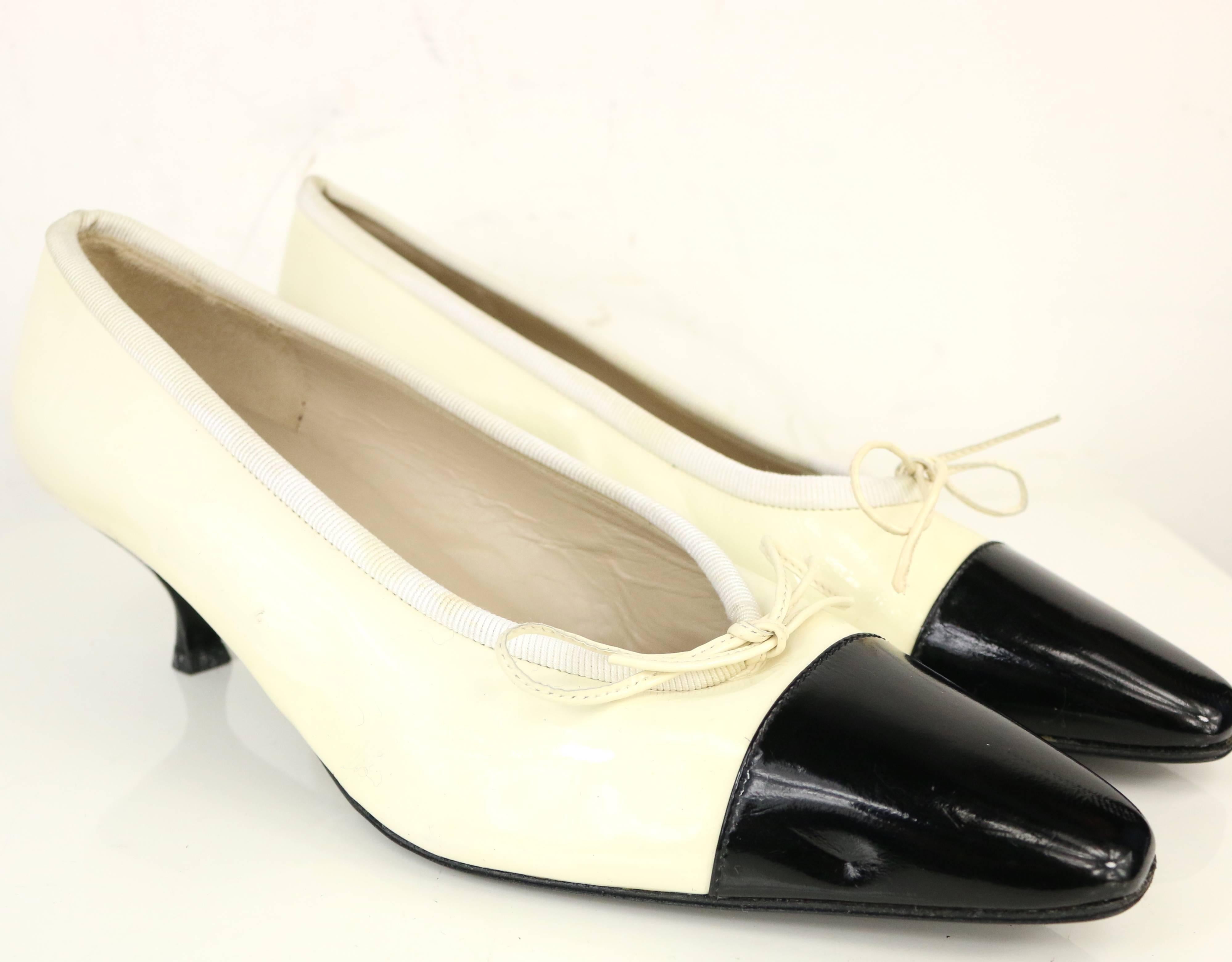 - Vintage 90s Chanel bi-toned black and white patent leather shoes. 

- Featuring a tied ribbon in front and low heels. 

- SIze 38. 

- Condition: Good. Although it has never been worn before, after all these years, it has been slightly discolored