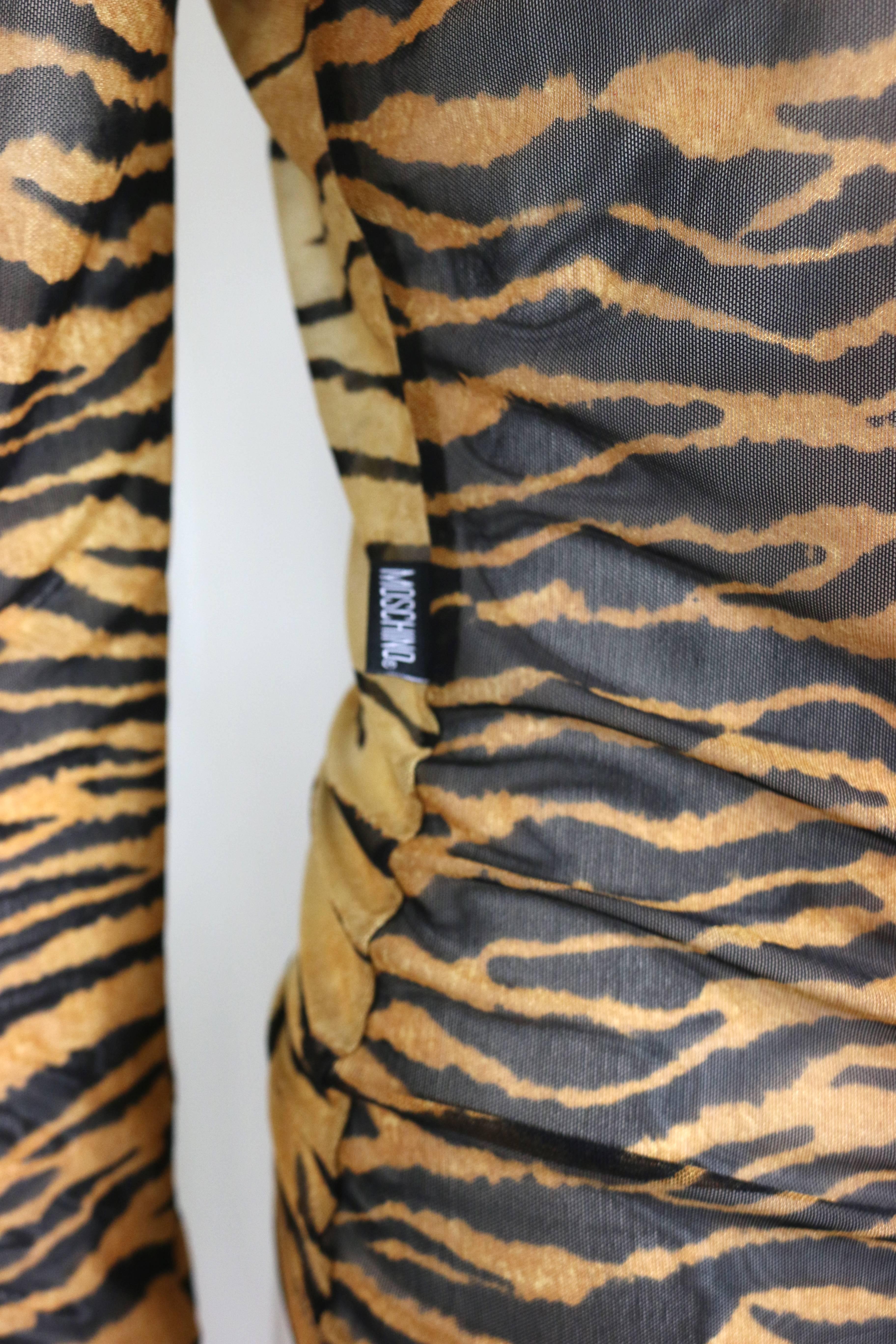 - Vintage 90s Moschino Jeans Leopardenmuster durchsichtige lange Ärmel Pullover Top. 

- Der Stoff ist elastisch. 

- Größe Italien 40, Frankreich 36, US 6. 

- 80% Nylon, 20% Elasthan. 

