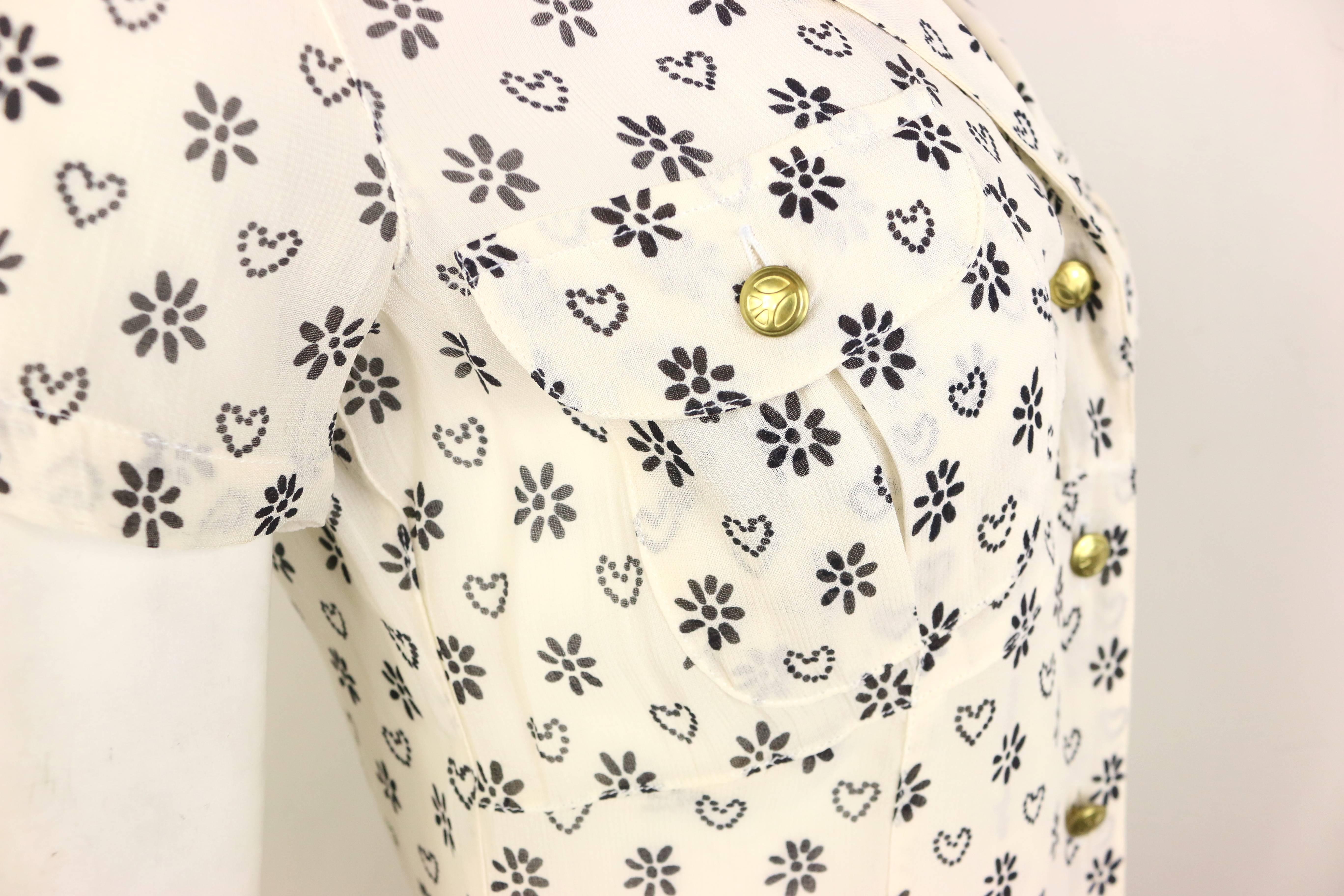 Moschino Weißes Jeanshemd mit kurzen Ärmeln und schwarzem Sonnenblumen- und Herzdruck (Beige) im Angebot