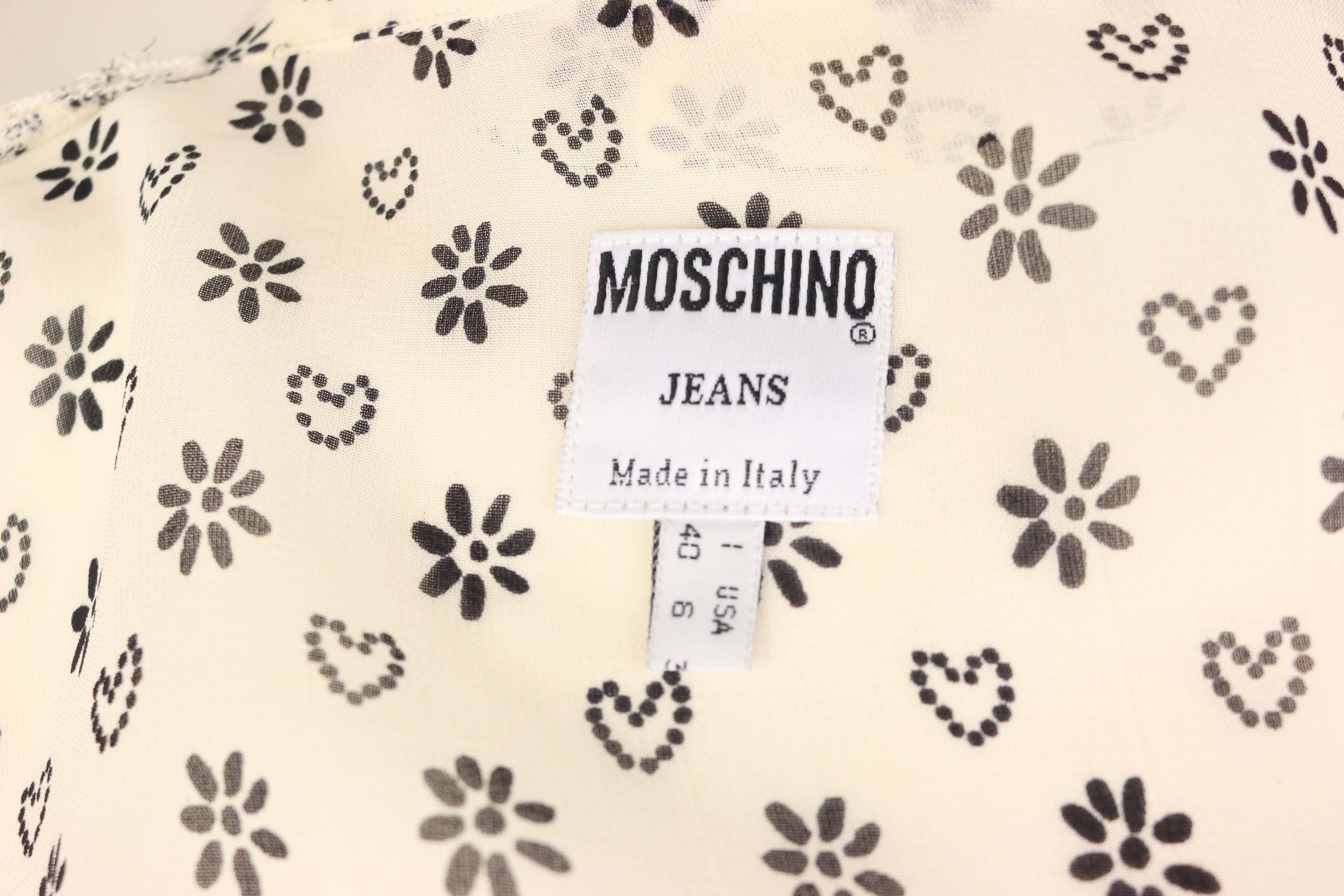 Moschino Weißes Jeanshemd mit kurzen Ärmeln und schwarzem Sonnenblumen- und Herzdruck Damen im Angebot