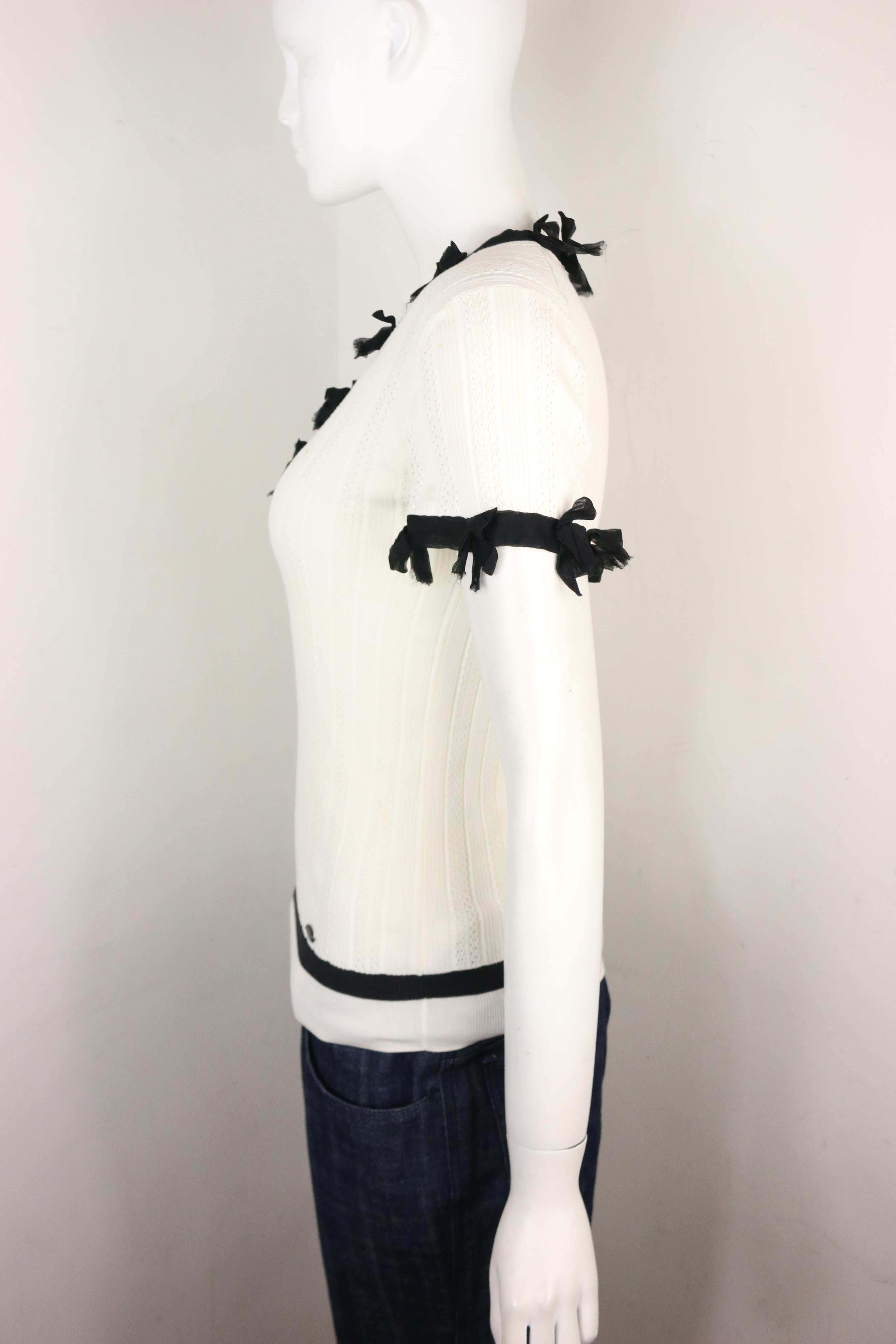 Chanel Black Lace Ribbon Trimmed White Cotton V-Neck Top In Excellent Condition In Sheung Wan, HK