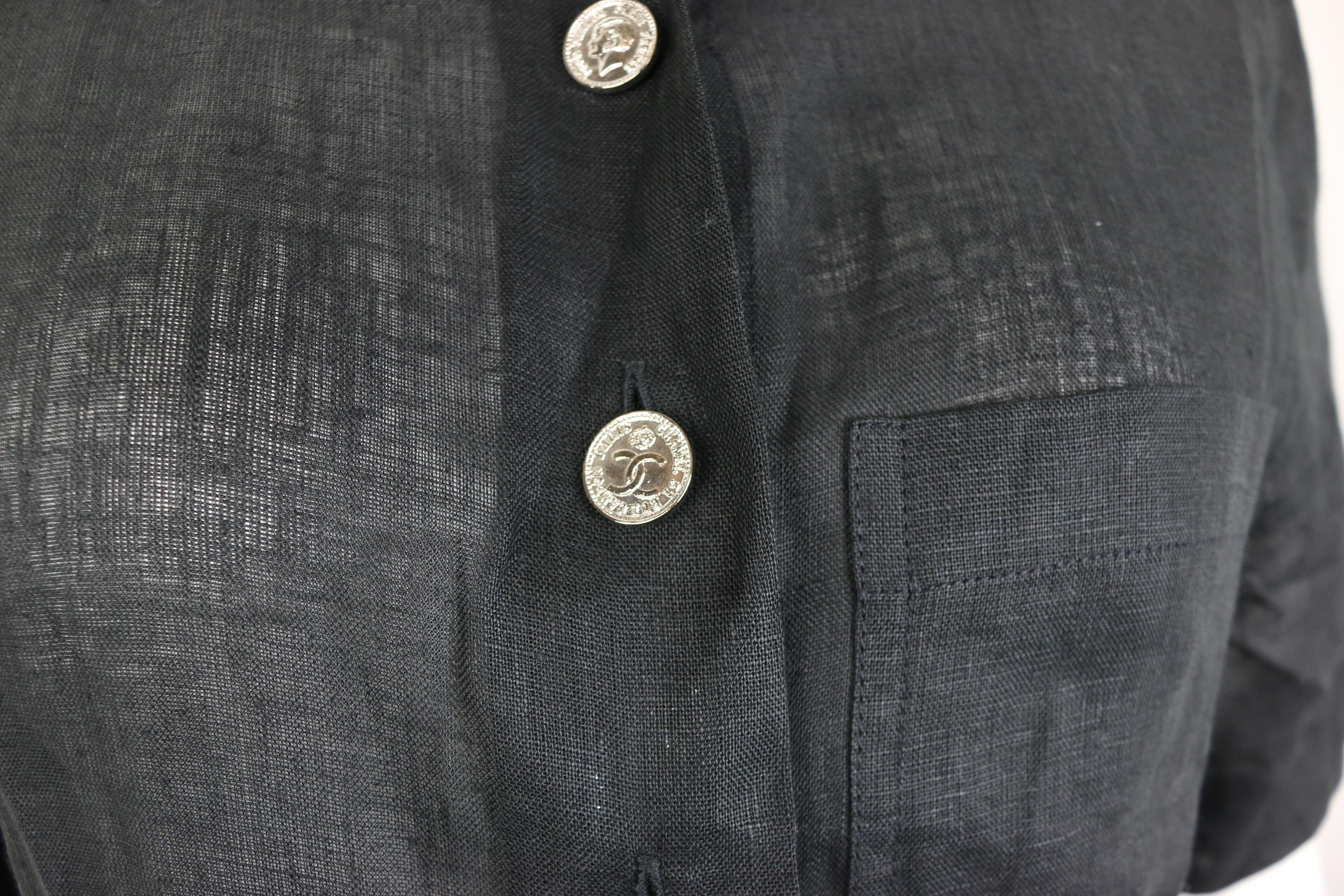 - Vintage 90s Chanel black linen short sleeves collar shirt. 

- Featuring two different kinds of silver-toned buttons fastening. One is written 