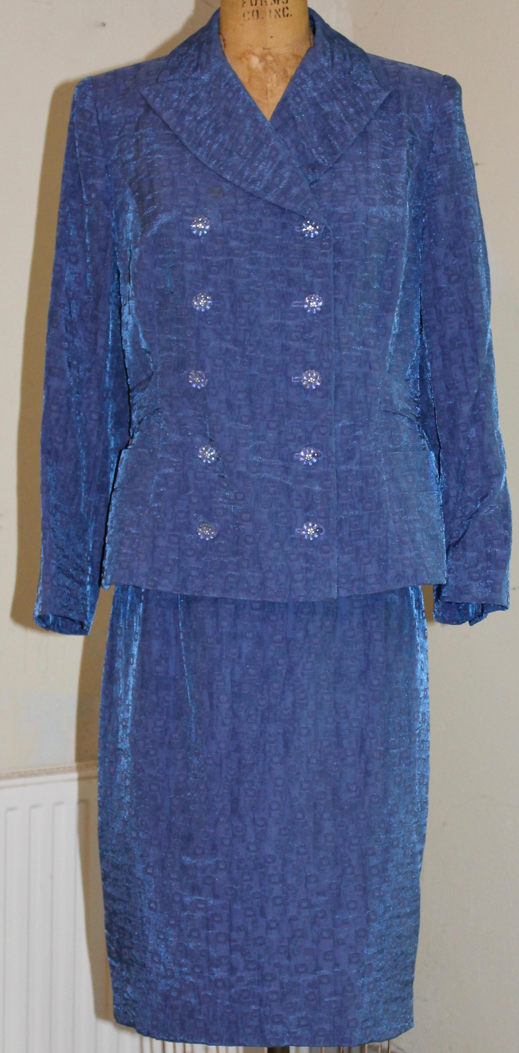 De doble botonadura con un bonito estampado azul
traje de falda. Vintage de los años 90.