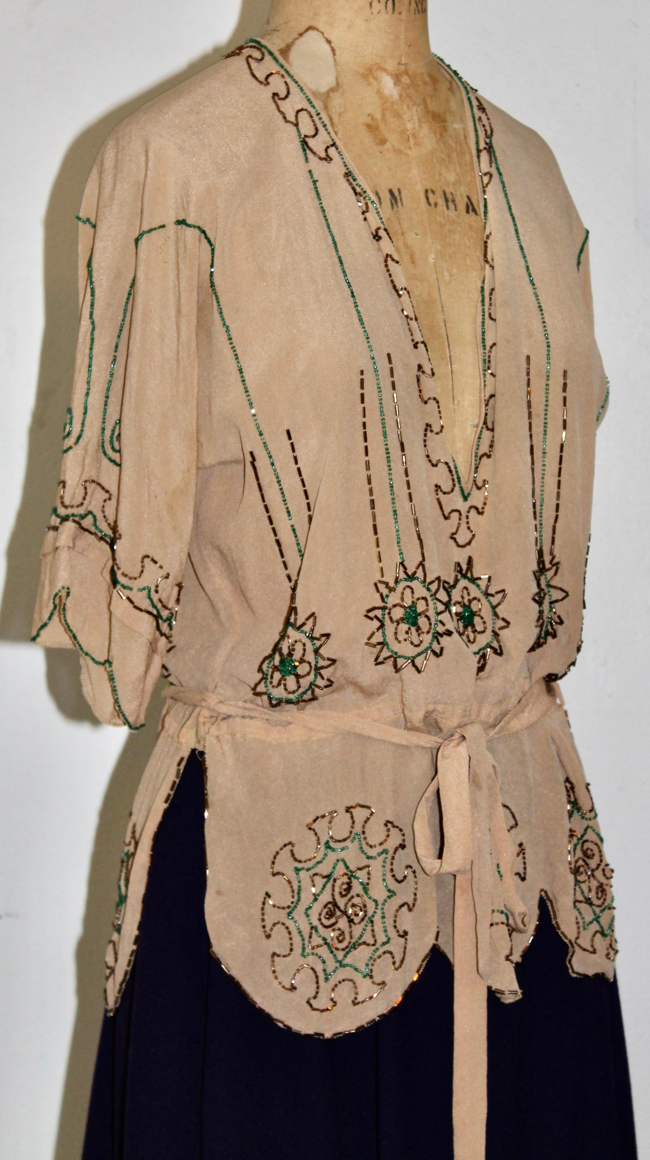 Blouse paysanne en soie, perlée à la main avec du cuivre et du verre, d'époque déco.