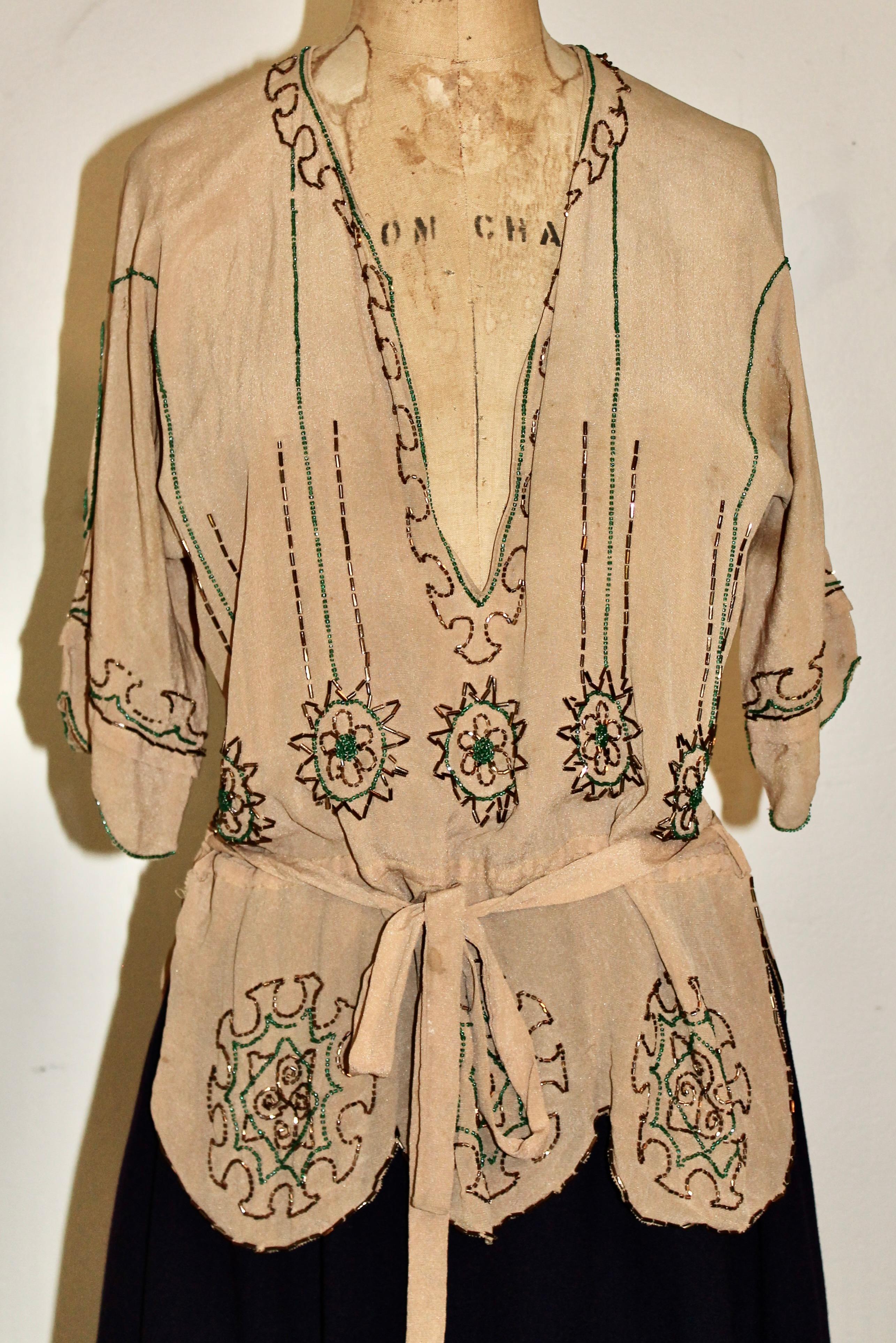 Marron Blouse en mousseline brodée de perles de verre Art déco en vente