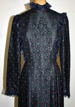 Vestido de encaje negro de AnnaCat con lunares rojos