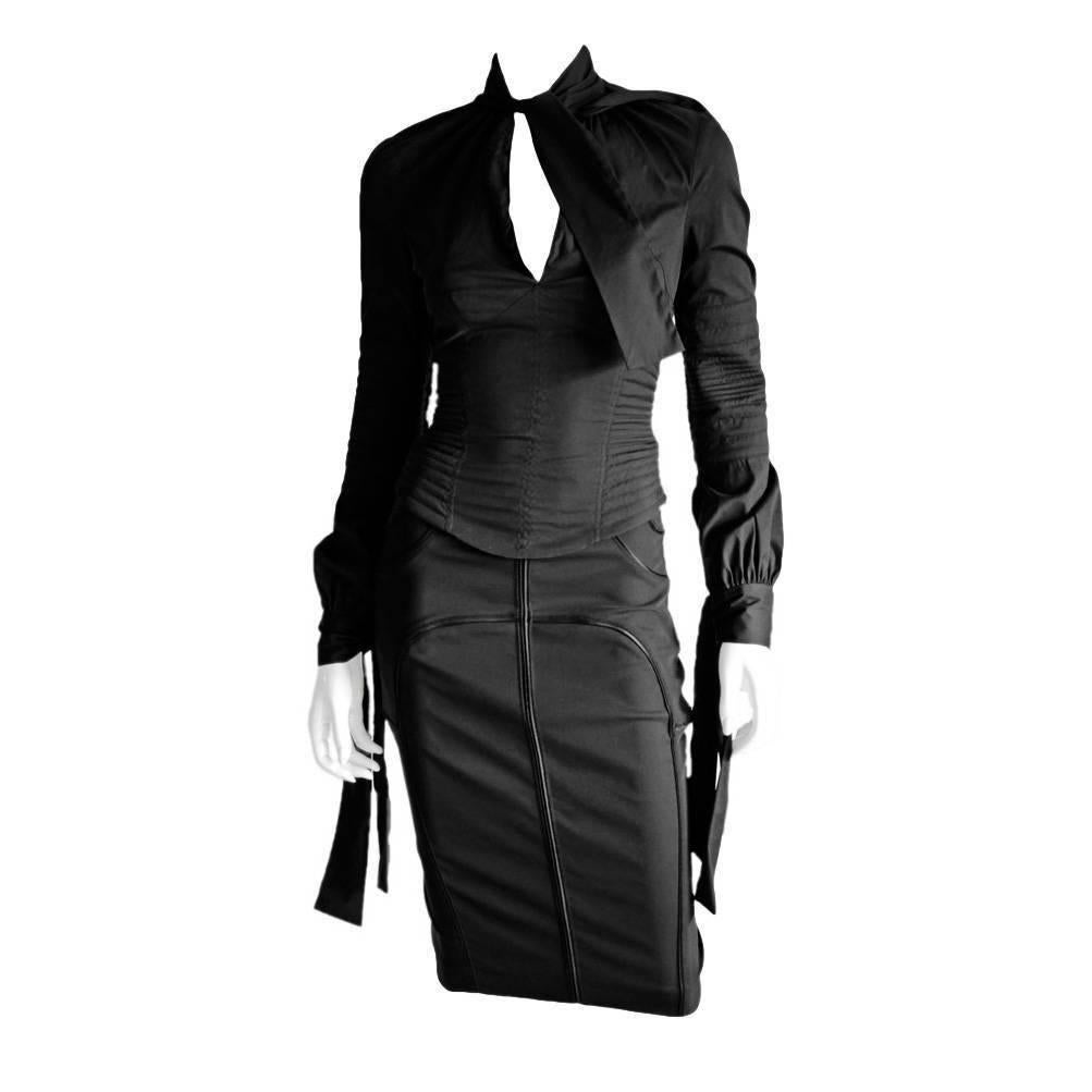 The Most Heavenly Tom Ford Gucci Fall Winter 2003 Collection Black Corseted LS Blouse In Italian Size 38!

Considered by many to be his greatest collection of all, Tom Ford's fall winter 2003 runway collection for Gucci was simply awash with the