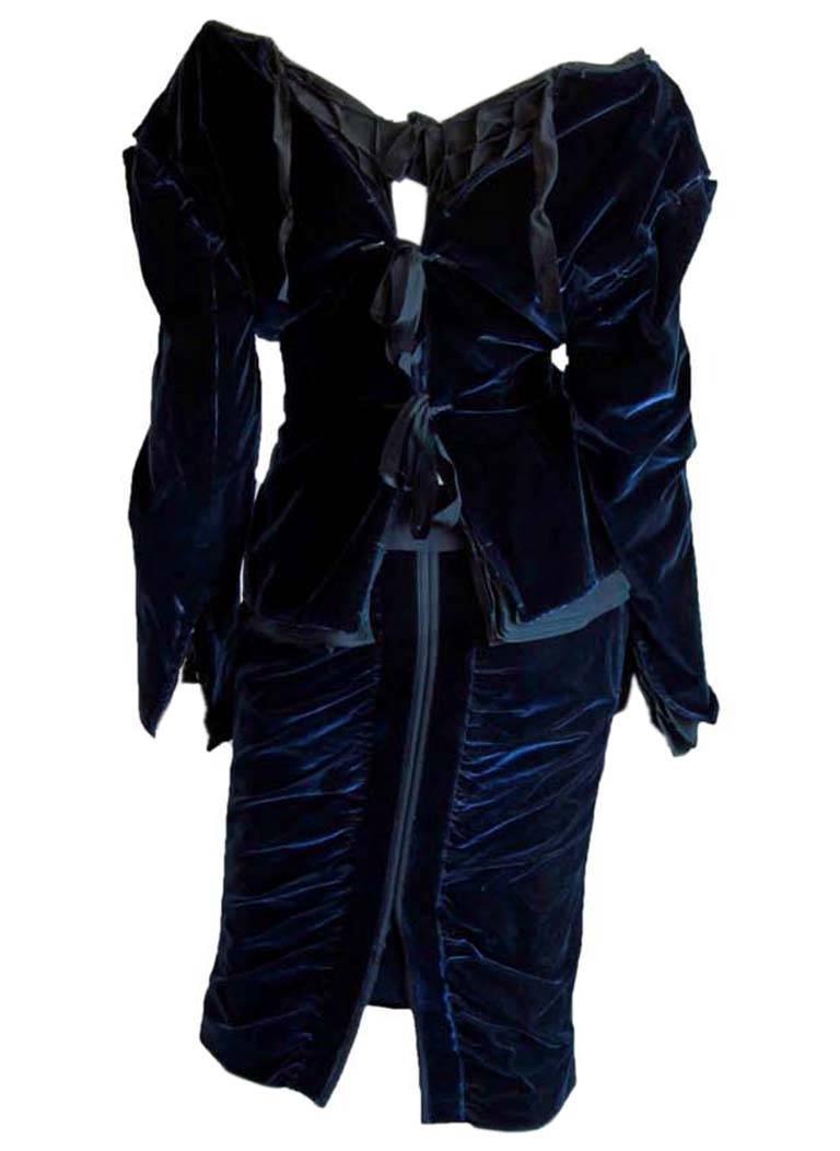 Rare & Iconic Tom Ford For YSL Rive Gauche Fall Winter 2002 Deep Blue Silk Velvet Runway Jacket & Skirt!

Who could ever forget Tom Ford's fall/winter 2002 show for Yves Saint Laurent Rive Gauche... All of that incredible lace, velvet,