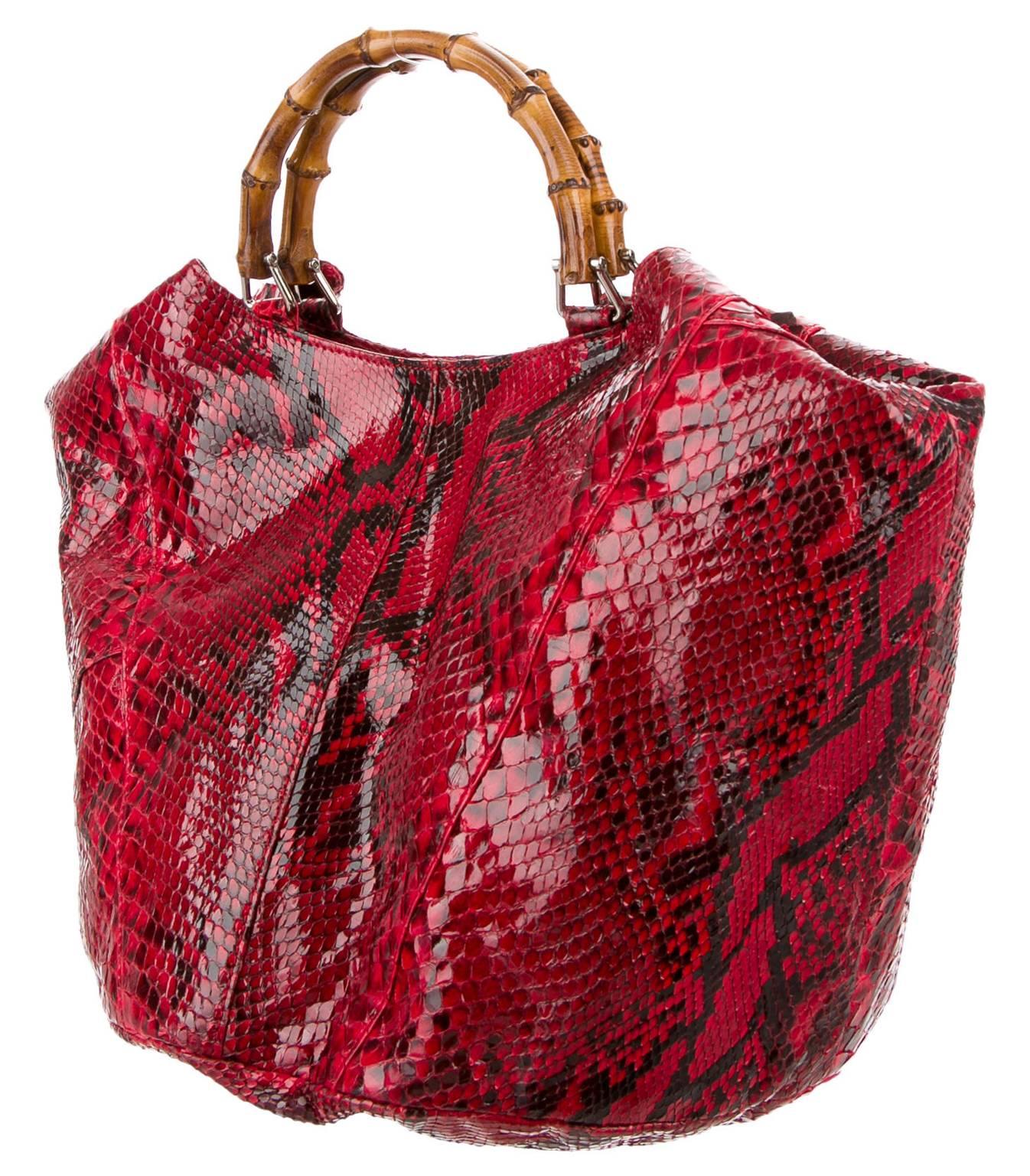 L'incroyable et iconique sac de campagne de Kate Moss, Tom Ford pour Gucci, printemps-été 1996, en cuir python, d'un rouge rarissime et absolument magnifique !

Depuis 2005, Iconic Collections est l'un des principaux collectionneurs mondiaux de Tom