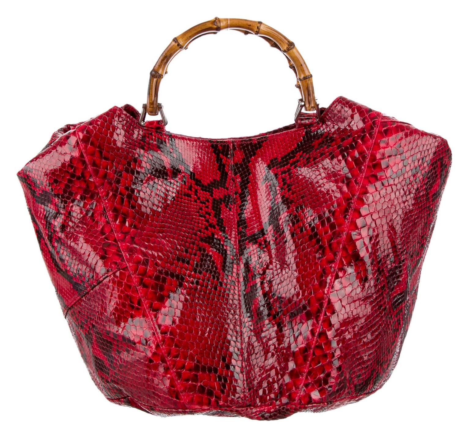 Rouge Énorme sac de campagne publicitaire Tom Ford Gucci en cuir python rouge pour le défilé printemps-été 1996 !