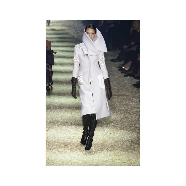 The Most Heavenly Tom Ford Gucci FW 2003 White Cashmere Corseted Runway Coat! 40 1