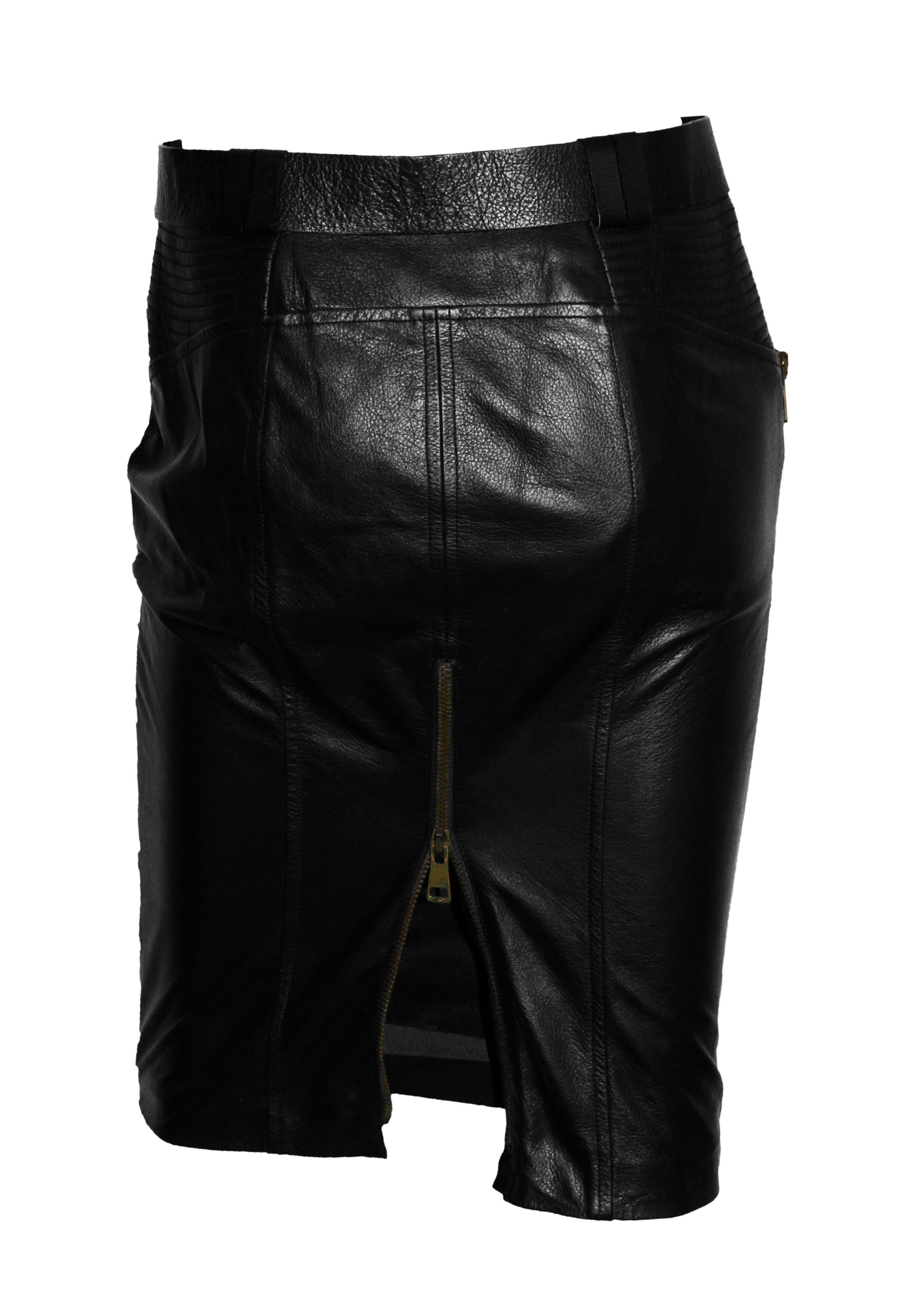 The Most Heavenly Tom Ford For Gucci Fall/Winter 2003 Black Corseted Leather Skirt & Belt!

This gorgeous skirt is an Italian size 42 & fits a US size 6 beautifully. This skirt is in lovely condition with barely any sign of wear, & is an