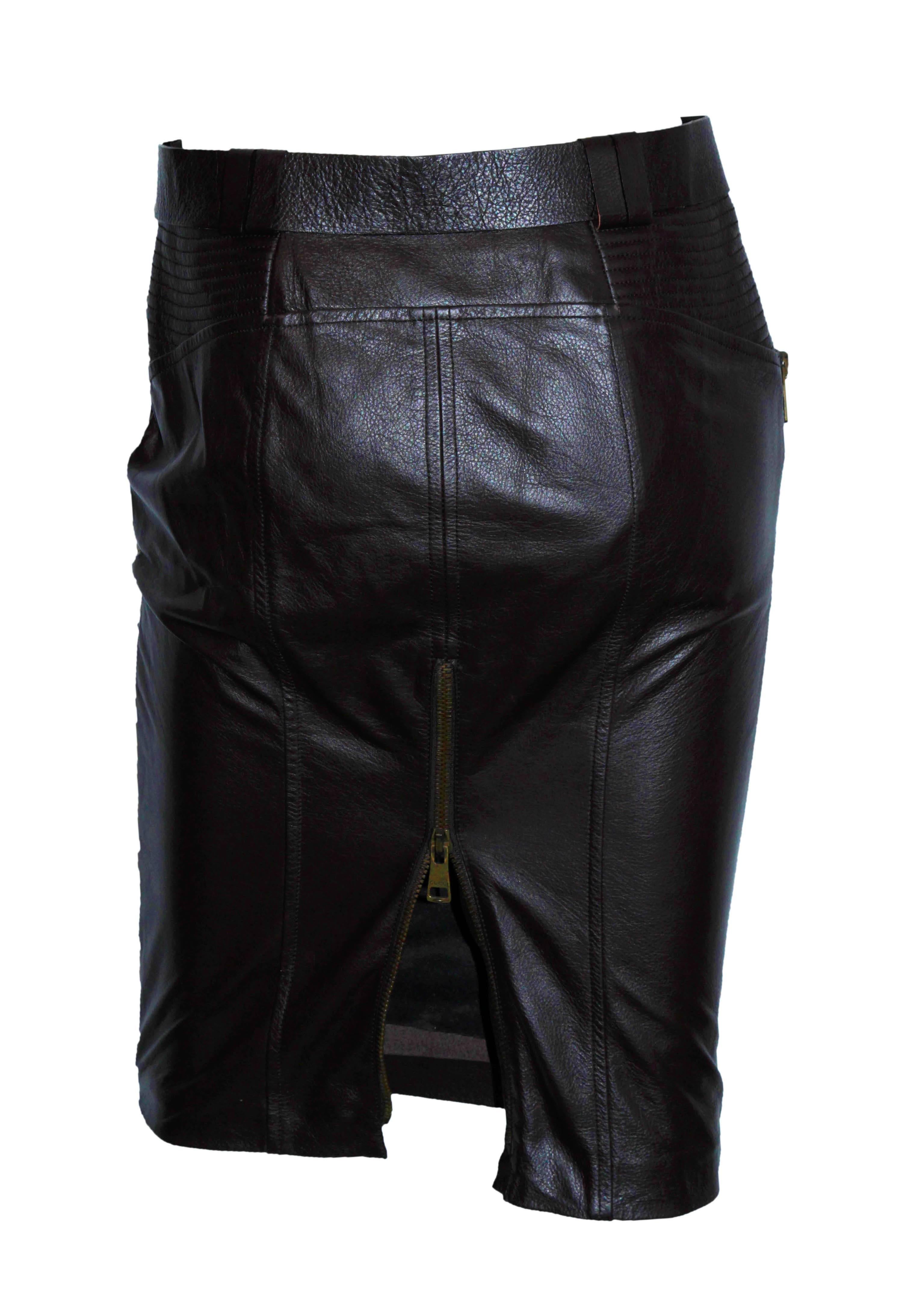 Gorgeous Tom Ford For Gucci Fall/Winter 2003 Chocolate Brown Corseted Leather Skirt & Belt!

This gorgeous skirt is an italian size 40 & fits a US size 4 beautifully. This skirt is in lovely condition with barely any sign of wear, & is