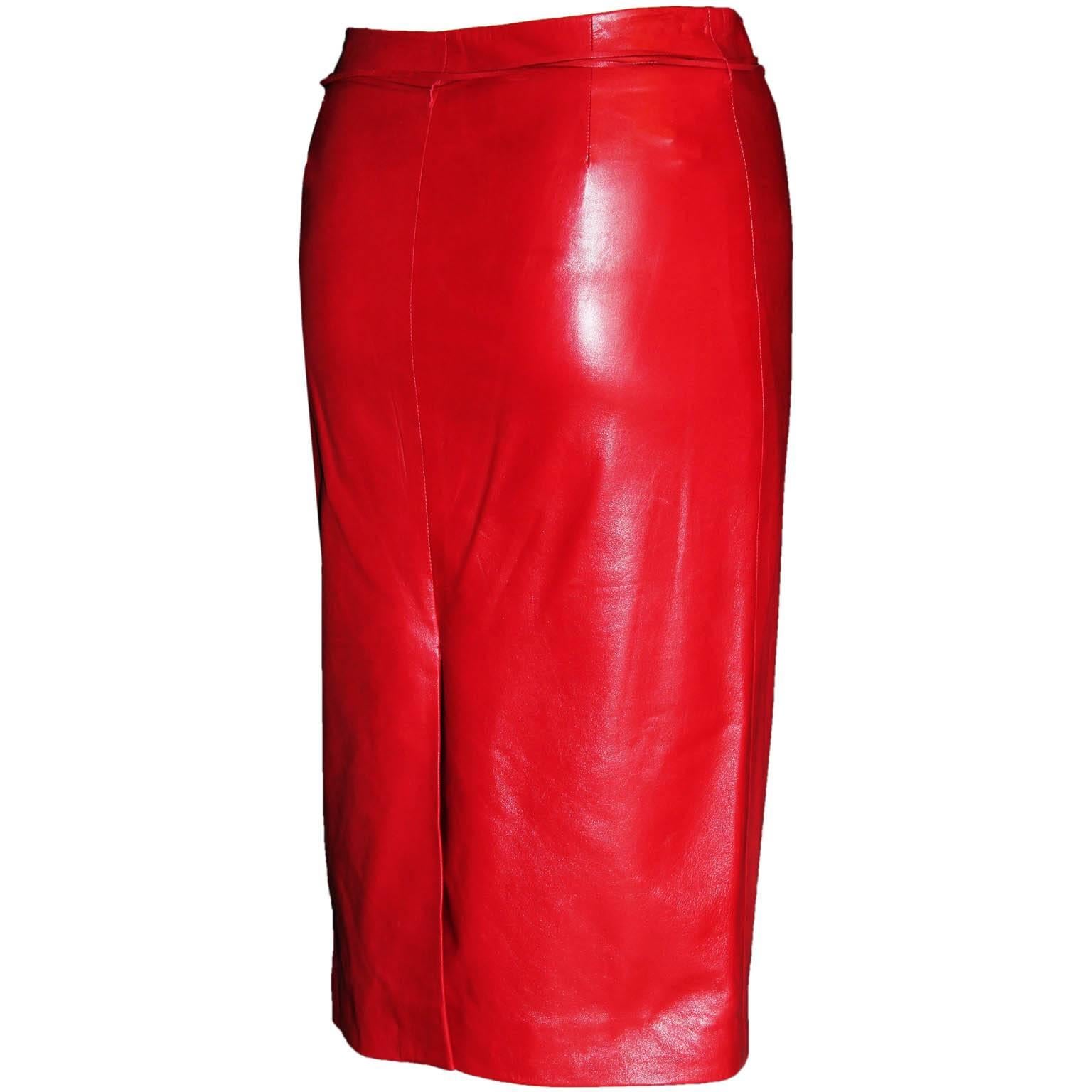 Gorgeous Tom Ford For Gucci Fall/Winter 1997 Red Lambskin Leather Skirt And Belt!

This gorgeous skirt is an italian size 38 and fits a US size 0 to 2. This skirt is in lovely condition with barely any sign of wear and is an absolute must for any