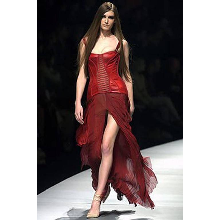 Cette sublime robe en soie rouge corsetée de Versace FW 2003 pour le défilé et la campagne publicitaire ! IT42 Bon état à Melbourne, AU