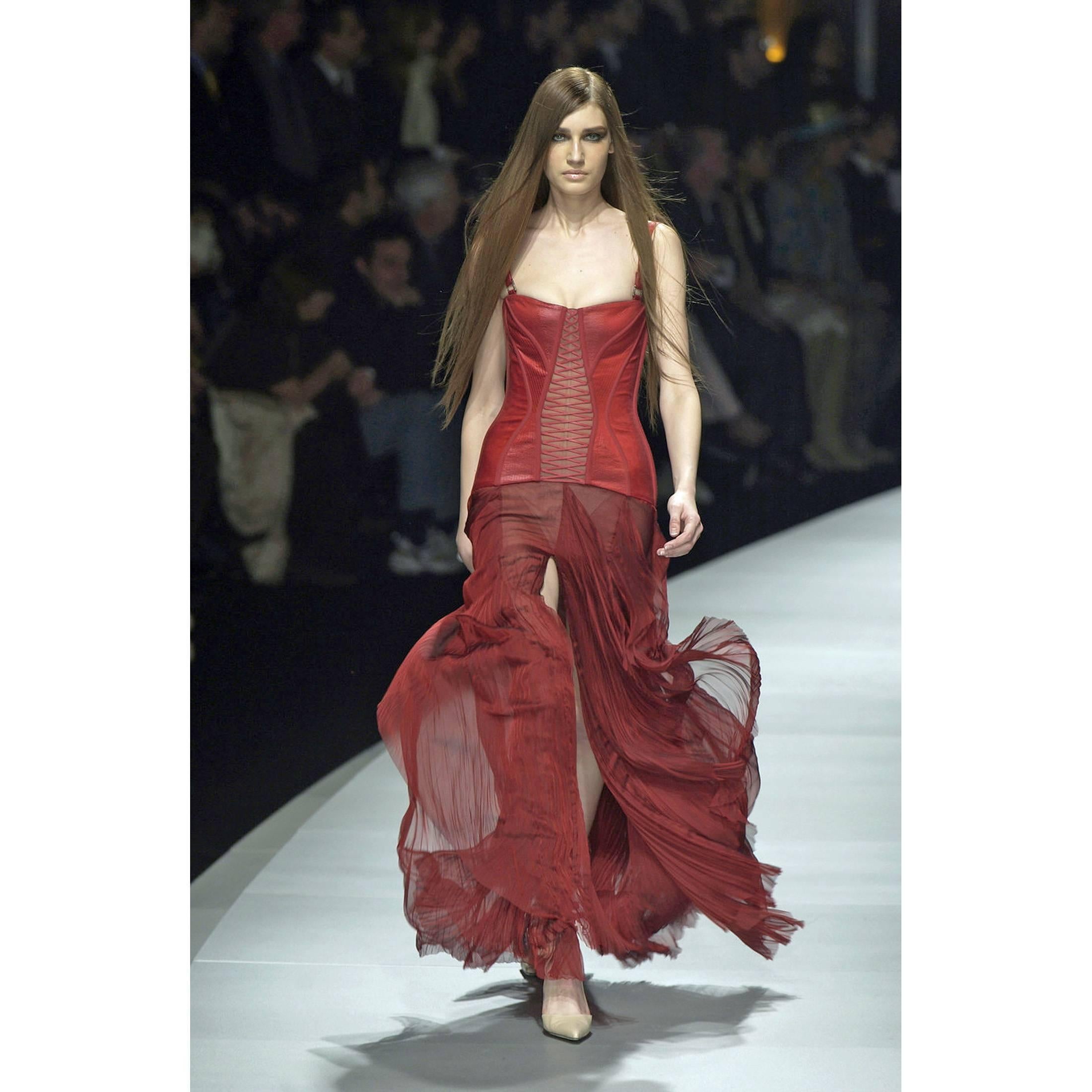 That Heavenly Versace FW 2003 Red Silk Corseted Runway & Ad Campaign Gown! IT42 In Good Condition In Melbourne, AU