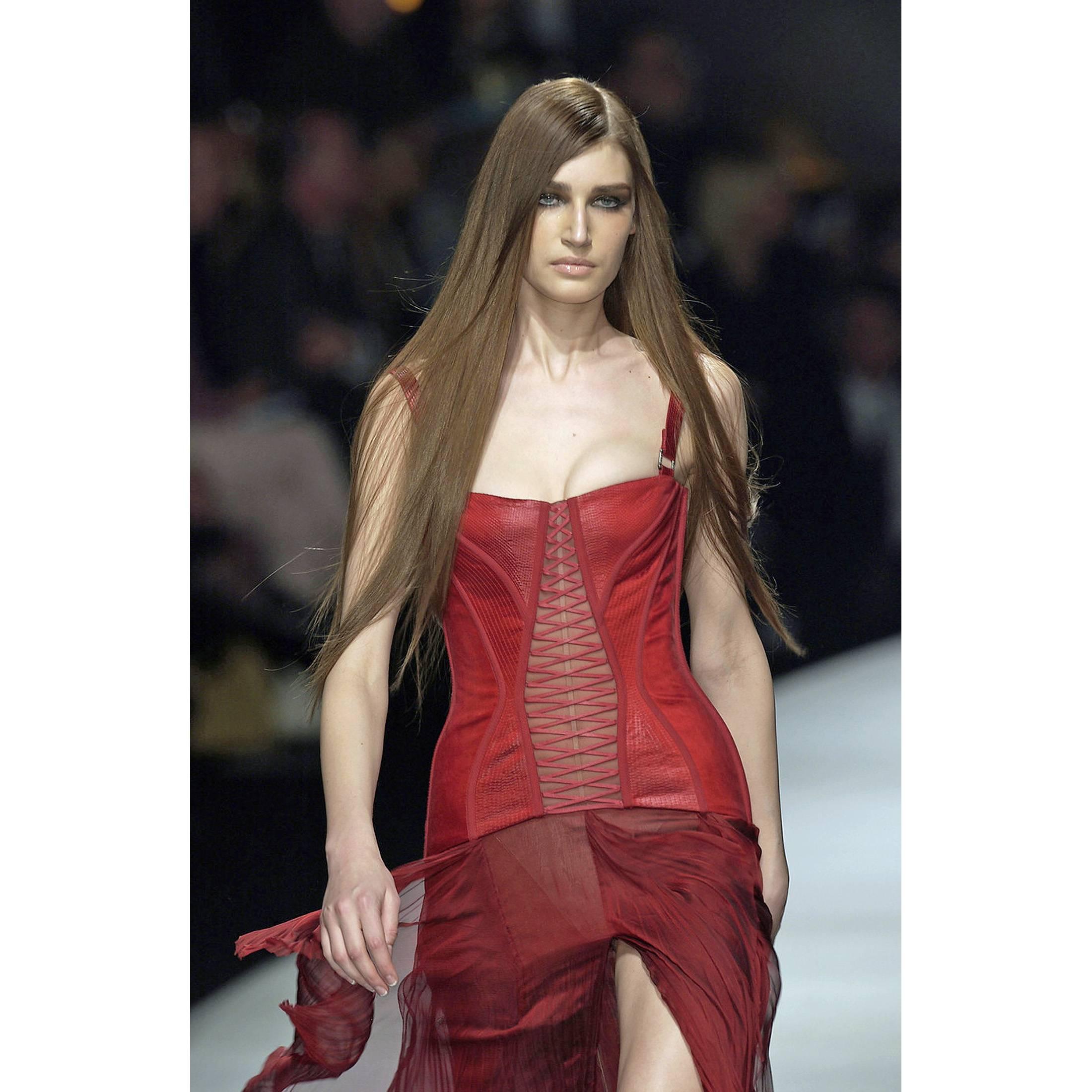 Rouge Cette sublime robe en soie rouge corsetée de Versace FW 2003 pour le défilé et la campagne publicitaire ! IT42