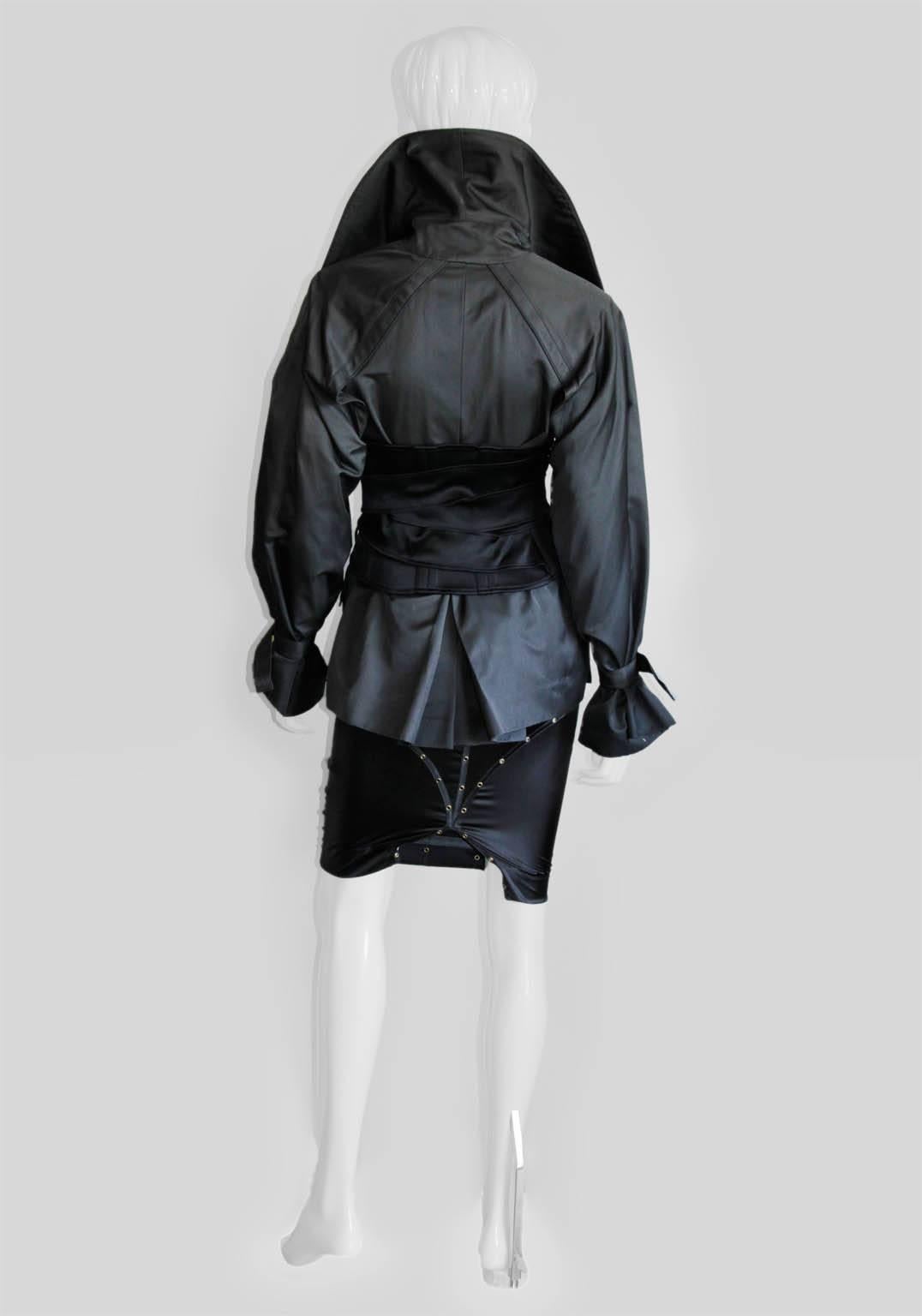 Amazing Tom Ford Gucci FW2003 Charcoal Corseted Runway Jacket, Belt & Skirt Suit In Excellent Condition In Melbourne, AU