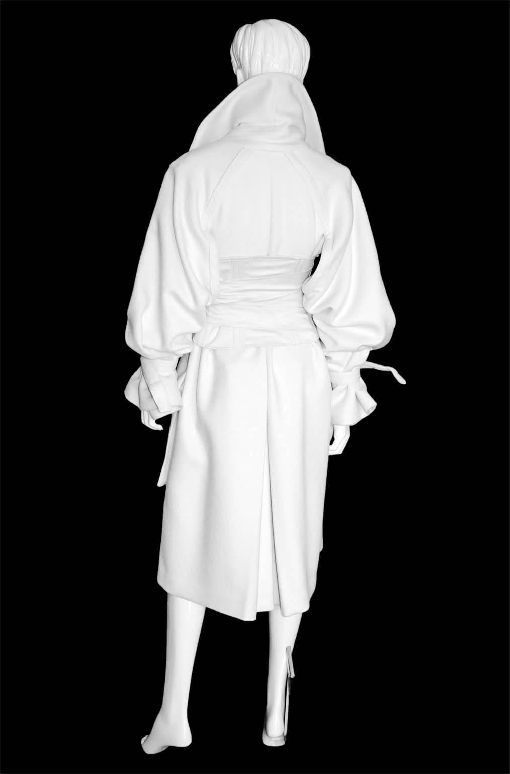 The Most Heavenly Tom Ford Gucci FW2003 White Cashmere Runway Coat & Corset Belt In Excellent Condition In Melbourne, AU
