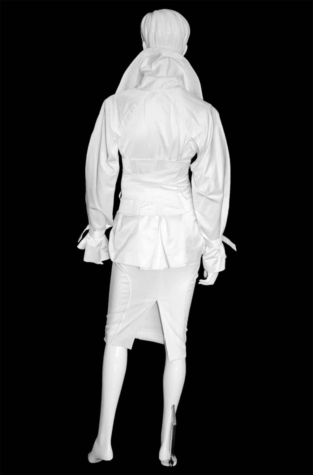 Incredibly Rare Tom Ford For Gucci FW 2003 White Corsetted Runway Jacket & Skirt In Excellent Condition In Melbourne, AU