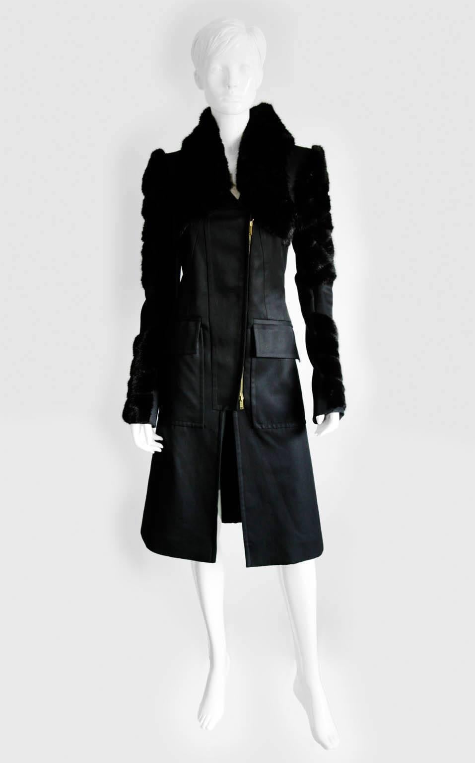 Rare & Iconic Tom Ford Gucci FW 2004 Collection Black Mink Trimmed Runway Coat In Excellent Condition In Melbourne, AU