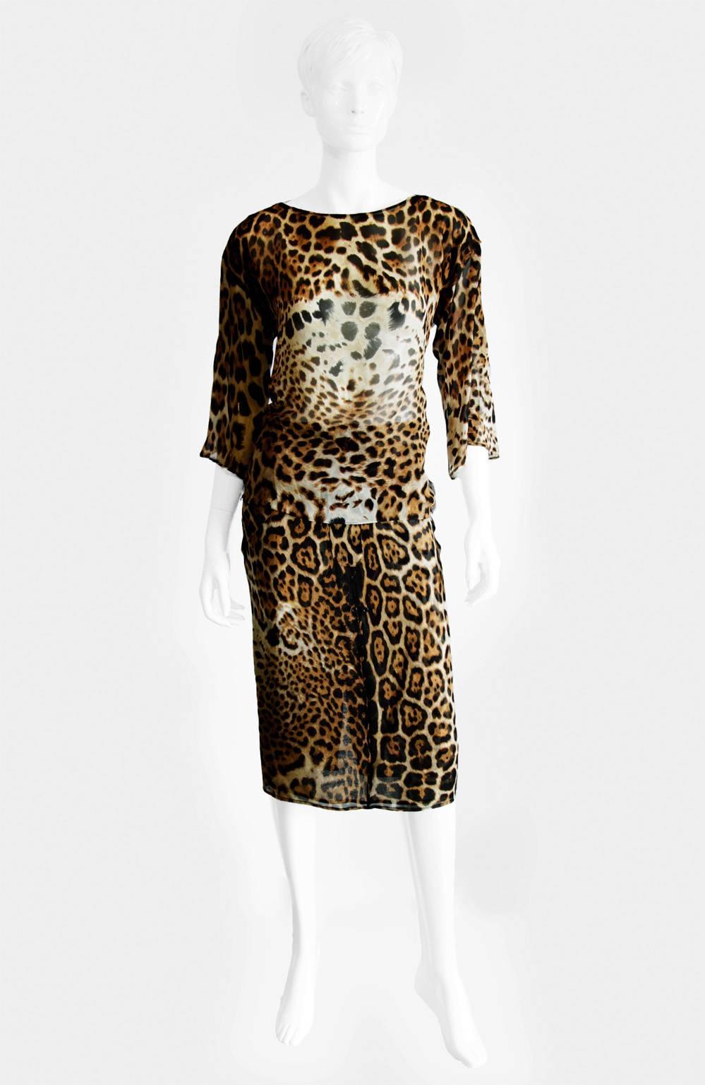 Rare & Iconic Tom Ford for YSL Rive Gauche Spring Summer 2002 Safari Collection Runway Skirt Suit!

Rare 2pc runway set from Tom Ford's acclaimed Spring/Summer 2002 Safari/Mombasa Collection for YSL Rive Gauche. This extremely rare &