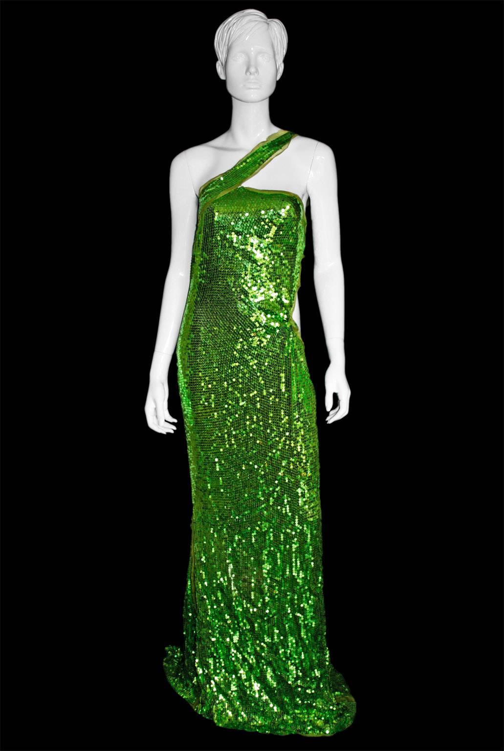 Who could ever forget those incredible sequin gowns from Tom Ford's final truly unforgettable collection for Gucci, in 2004? There were three of these gowns in total... this absolutely jaw-dropping poison green gown & the long-sleeved & sleeveless