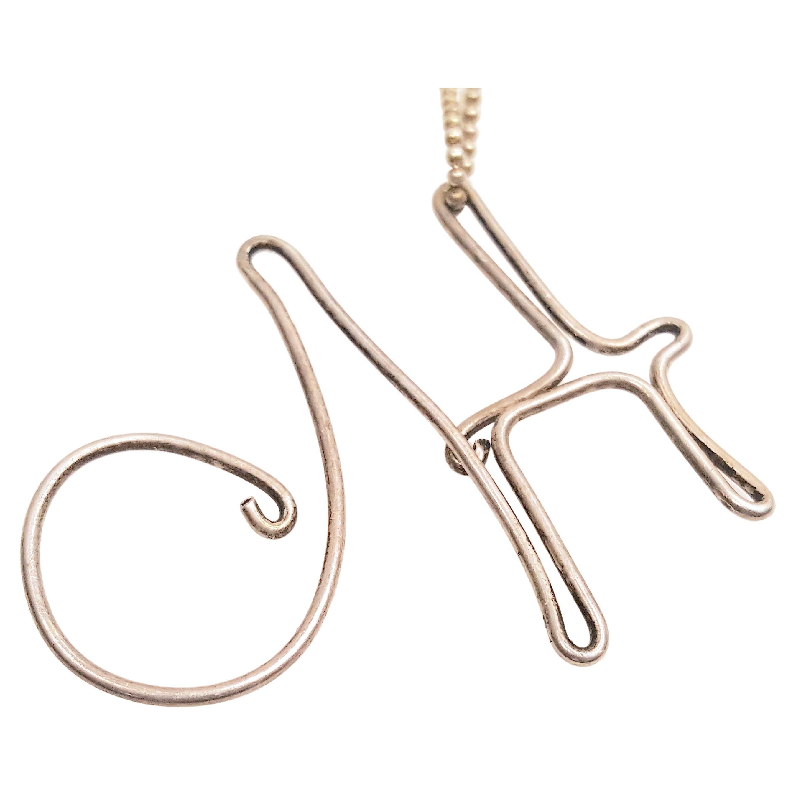 Al igual que las joyas de alambre hechas a mano por Alexander Calder desde 1929, cuyos temas escultóricos más pequeños e irrepetibles iban desde acróbatas aéreos y bailarines hasta monogramas con letras que representaban a un amigo, este moderno
