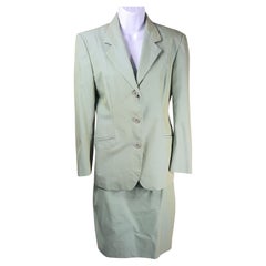 1991 PasarelaLook1 KatharineHamnett Verde iridiscente Cuello de fieltro Traje de falda entallado