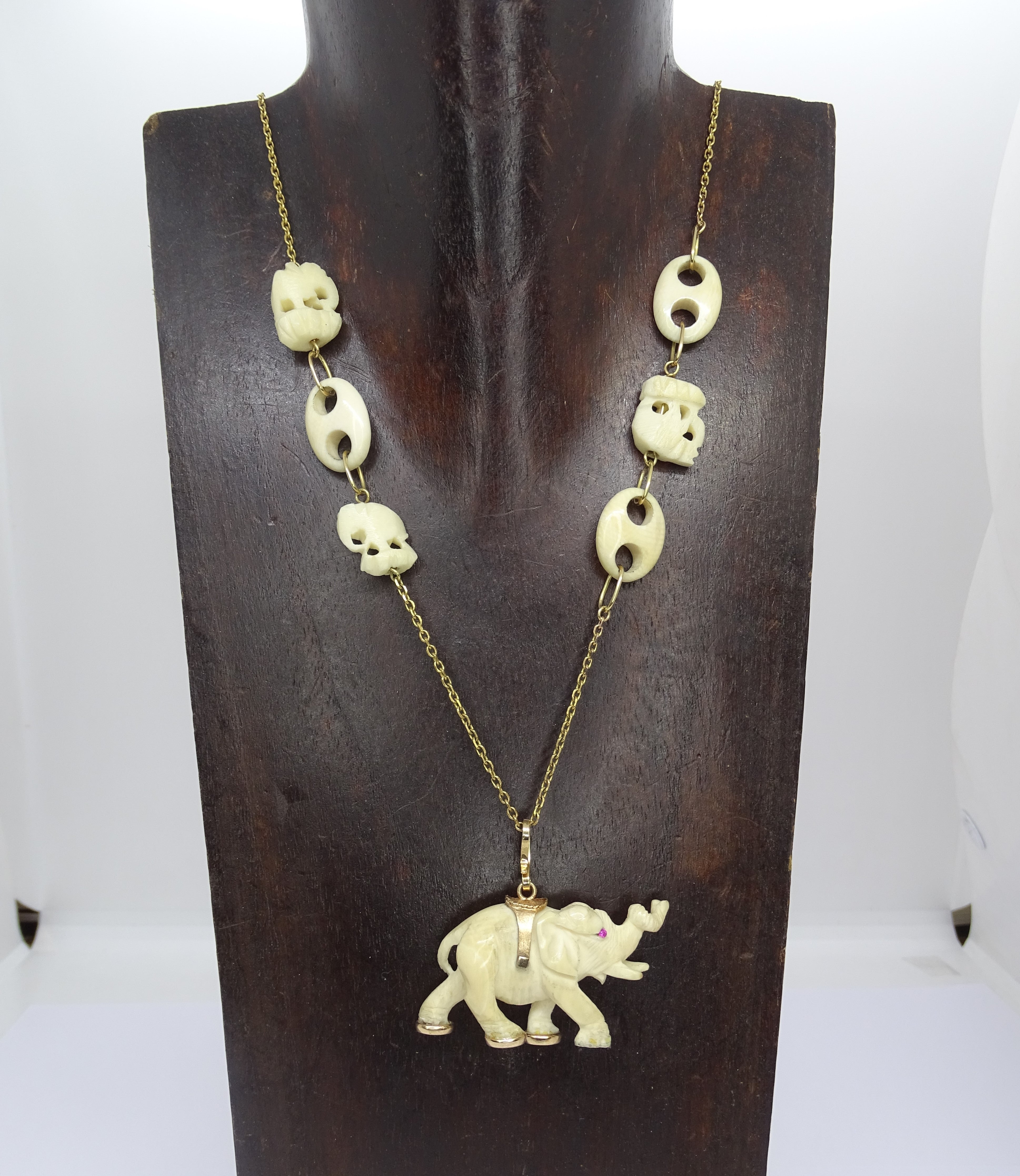 Collar en oro amarillo y hueso “Elefante”, Vintage 70’s – Francia
Exquisito collar realizado en oro 9ktes con piezas intercaladas de hueso. Estos ornamentos se presentan en cinco grupos, cada grupo con tres elementos; dos elefantes pequeños tallados