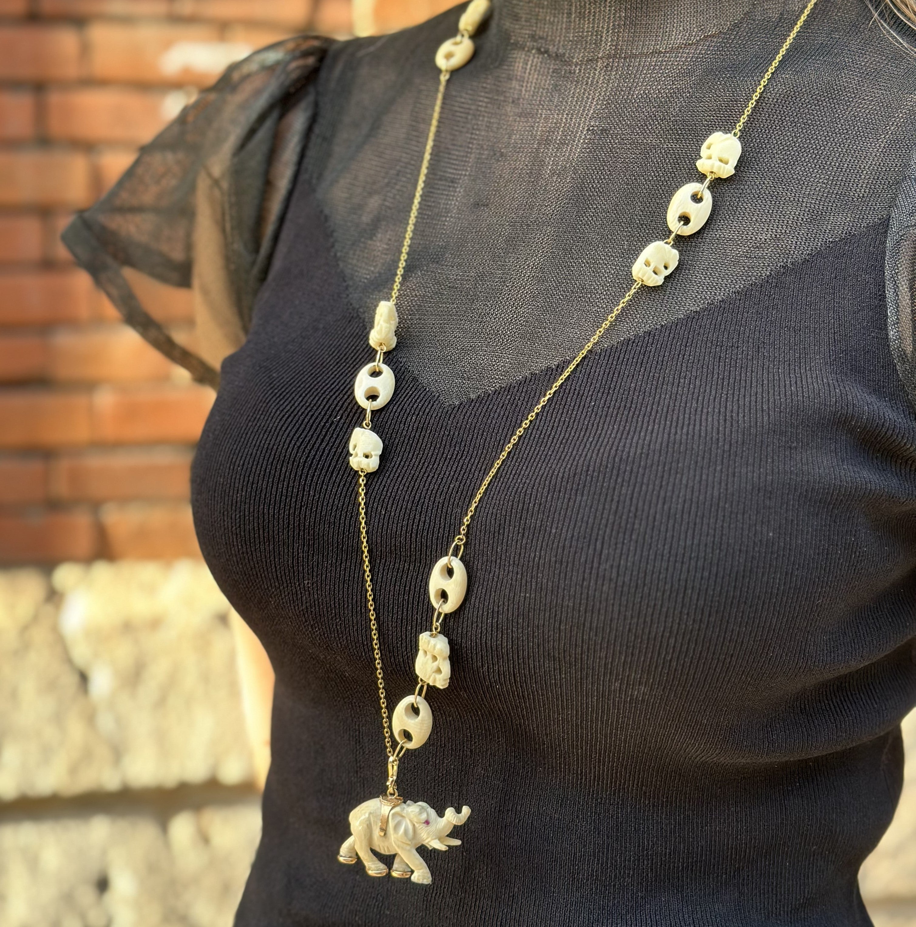 Collier en or amarillo et hueso Elefante, Vintage 70's - Francia en vente