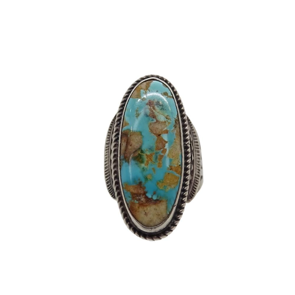 Anello vintage fatto a mano in turchese naturale Navajo e argento sterling, venduto dalla prestigiosa casa americana di Ralph Lauren
Negli Stati Uniti sud-occidentali, i gioielli dei nativi americani sono una vera e propria espressione personale
