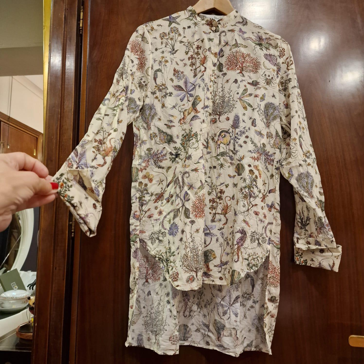 Bellissima blusa in mussola di cotone di Christian Dior, estate 2025, indossata solo una volta, praticamente nuova!
Questa blusa fa parte della capsule collection Dioriviera e presenta il motivo 