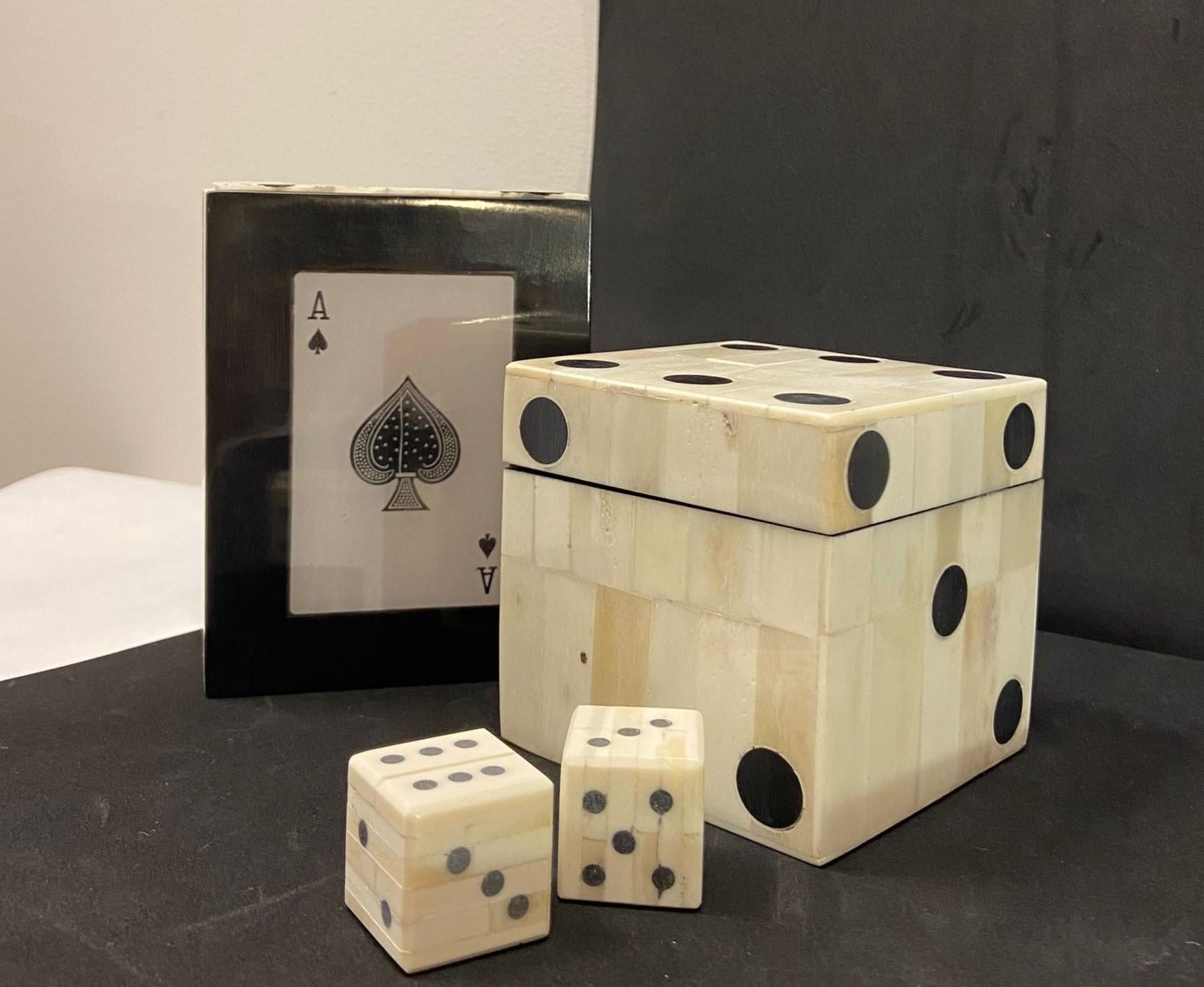 Bone dice box, vintage - France

Amazing  box made of faceted bone in squares, with a vintage design and of French origin. It stands out for its white color and, due to its square structure, it tries to imitate (including a decoration of dots on the