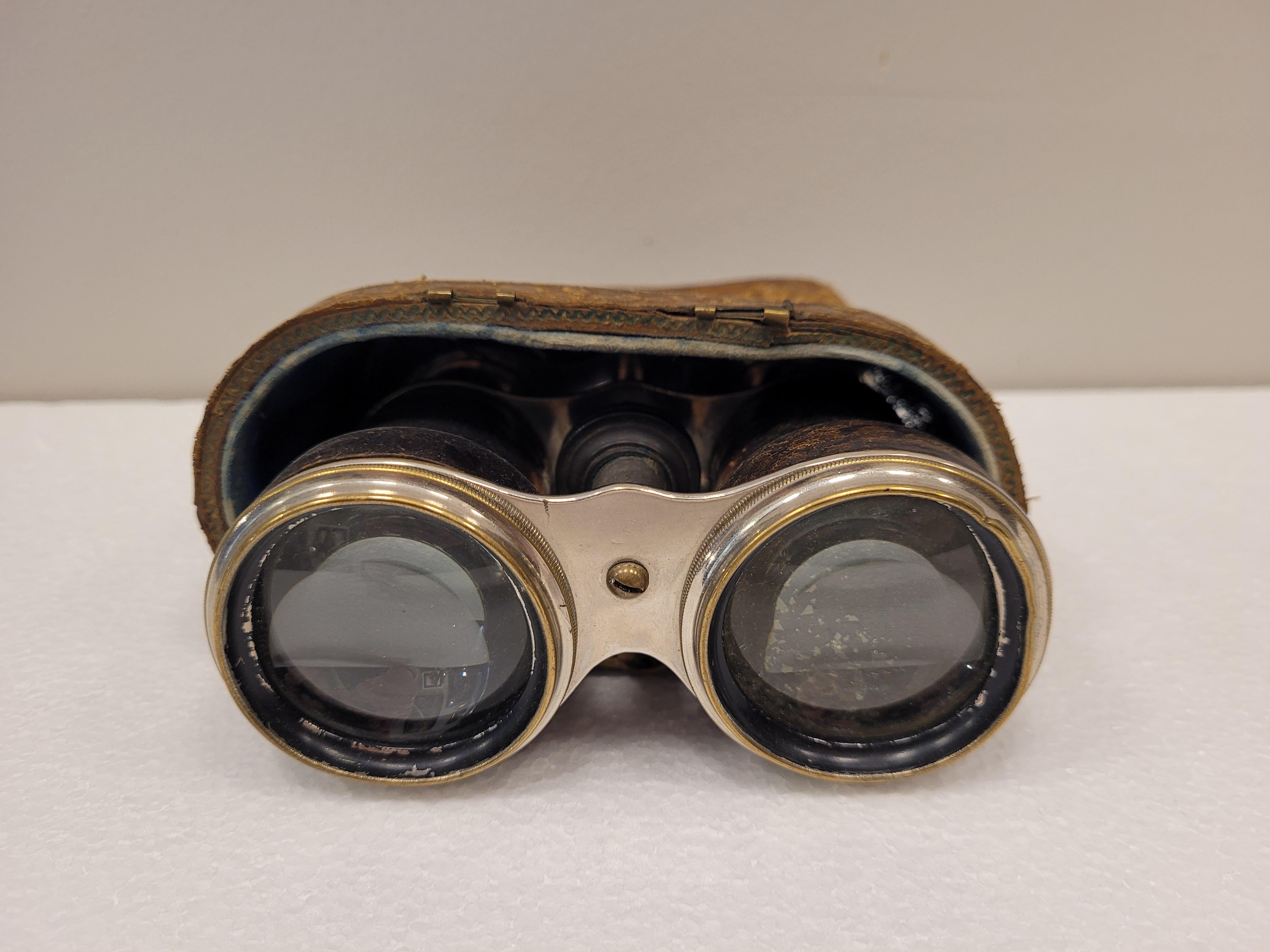 Incredibile e raffinatissimo binocolo vintage con struttura in metallo rivestita, per la maggior parte, con pelle trattata di altissima qualità. Conserva la copertina originale, in pelle esotica. È un articolo altamente funzionale, pronto per essere