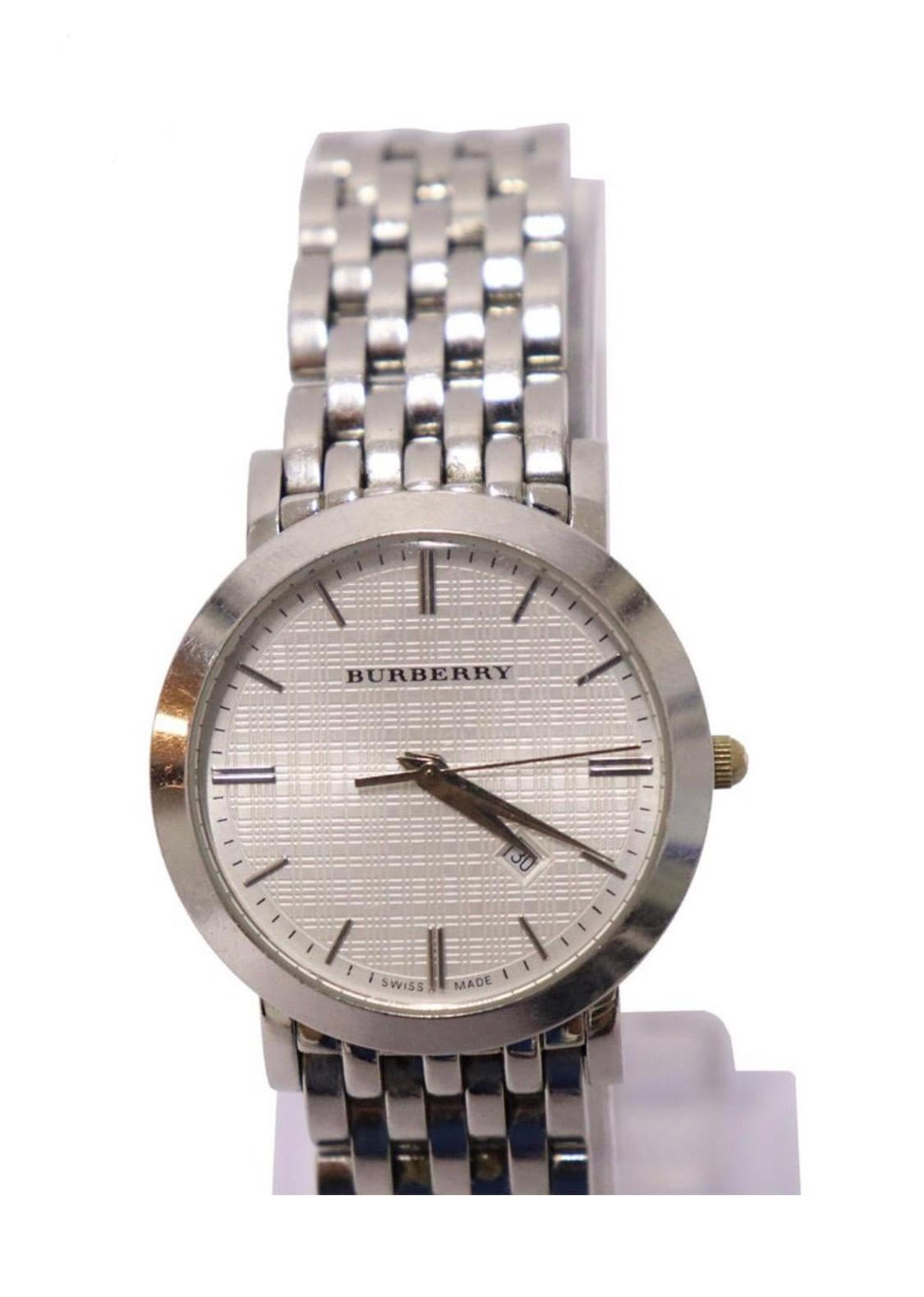 Burberry BU1722 Heritage Quartz Watch with smooth bezel, silver toned textured dial and dauphine hands.

Size: 50m
Hardware: Stainless Steel
Overall condition: Like New
Includes Original Box