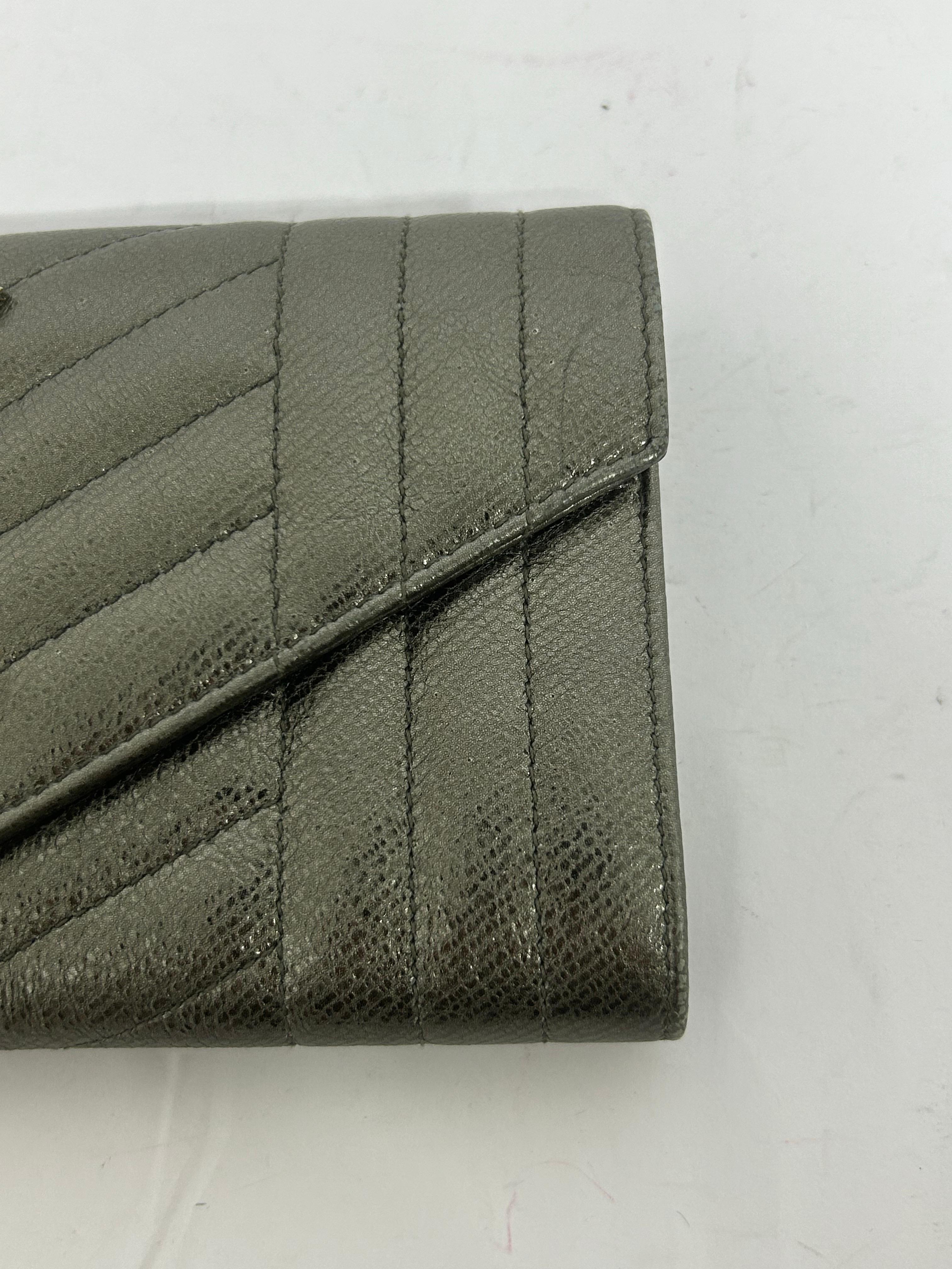 De las mujeres Saint Laurent Cartera Acolchada Chevron Metalizada