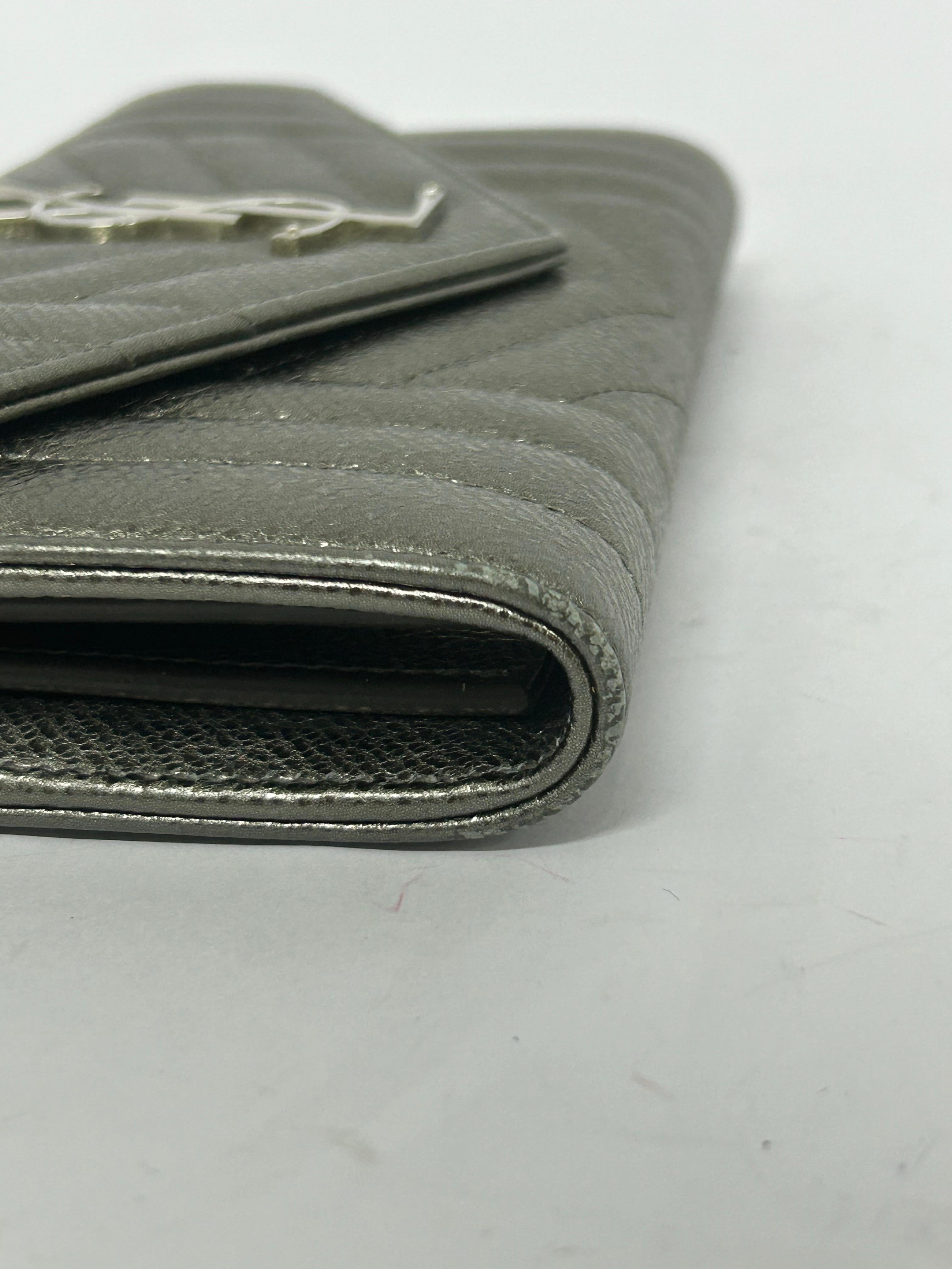 Saint Laurent Cartera Acolchada Chevron Metalizada 4