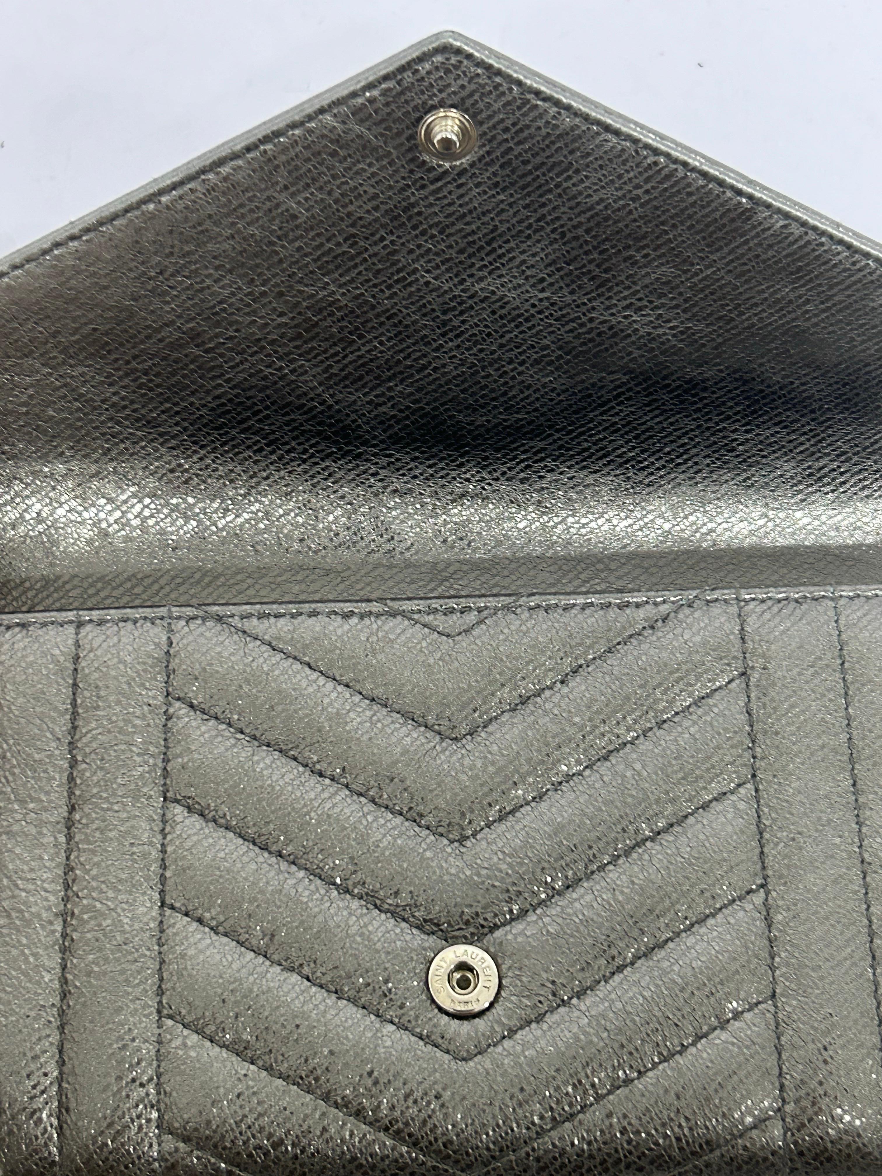 Saint Laurent Cartera Acolchada Chevron Metalizada 8
