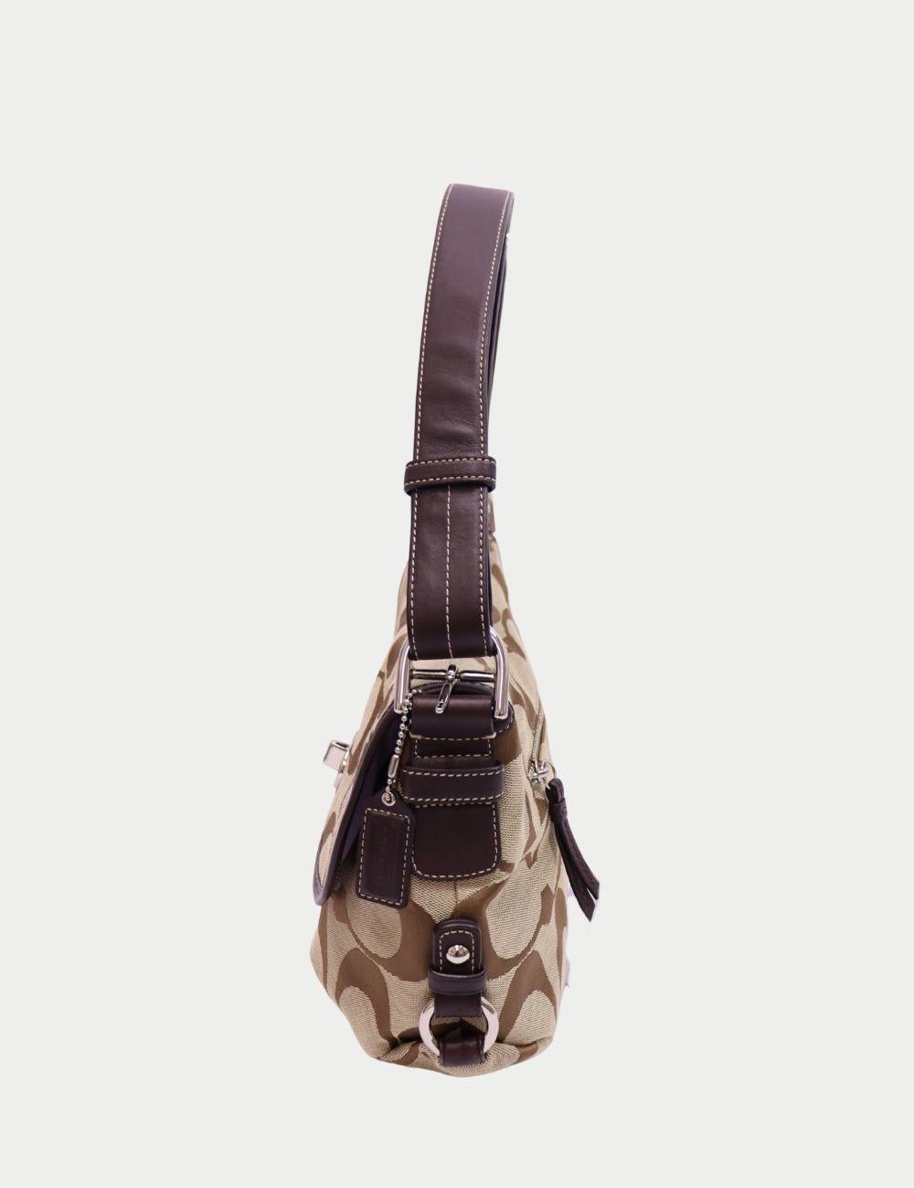 Borsa a spalla Coach Monogram in tela con mezza luna

Elegante, strutturata e senza sforzo - questa borsa a tracolla Half-Moon di Coach è caratterizzata dalla tela Monogram del marchio in toni neutri con finiture in pelle marrone cioccolato.