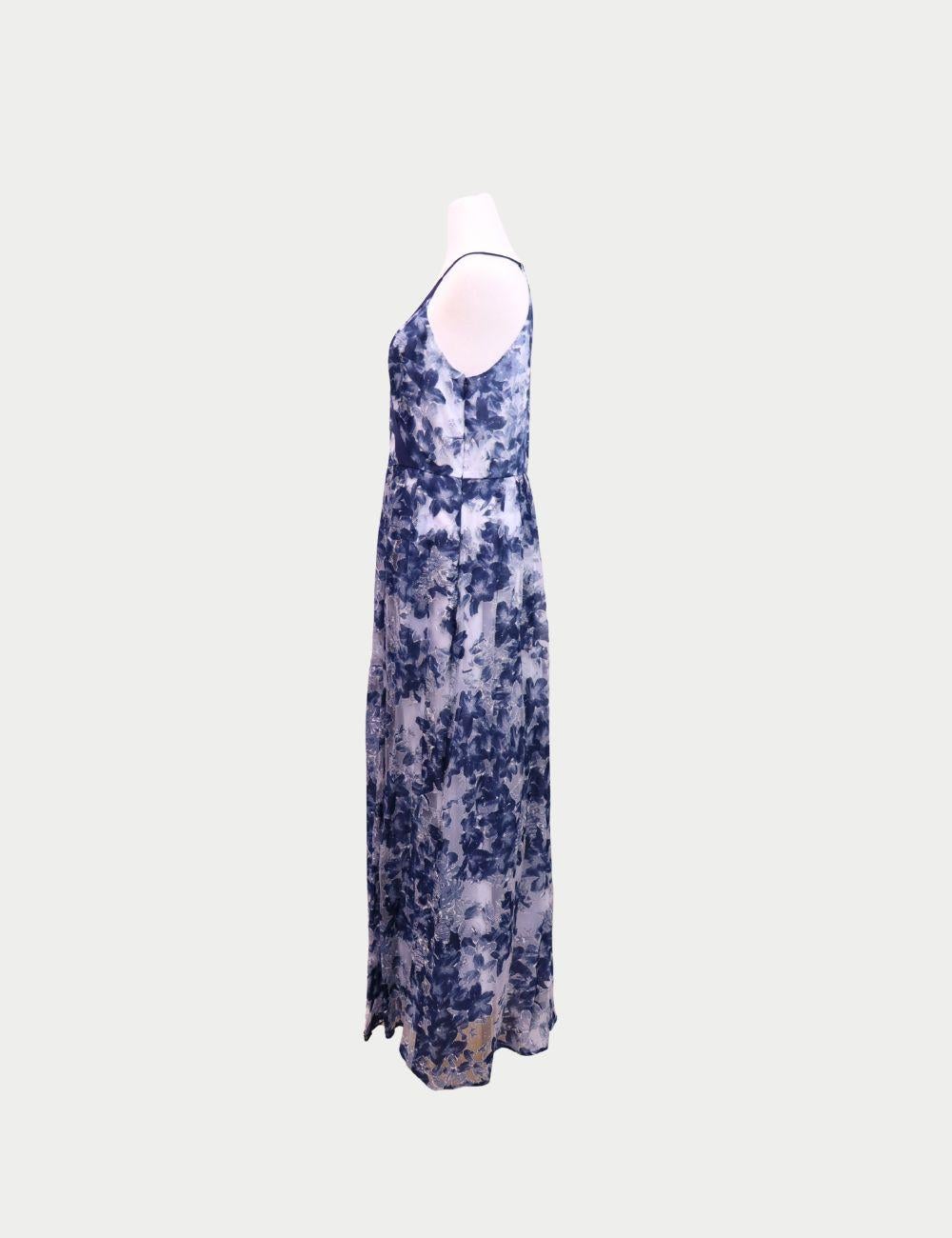 Karen Millen Marinefarbenes geblümtes Chiffon-Maxikleid

Anmutig, romantisch und mühelos schick - dieses marineblaue, geblümte Maxikleid von Karen Millen ist Ihre erste Wahl für elegante Sommerabende oder verträumte Urlaubsdinner. Es ist aus