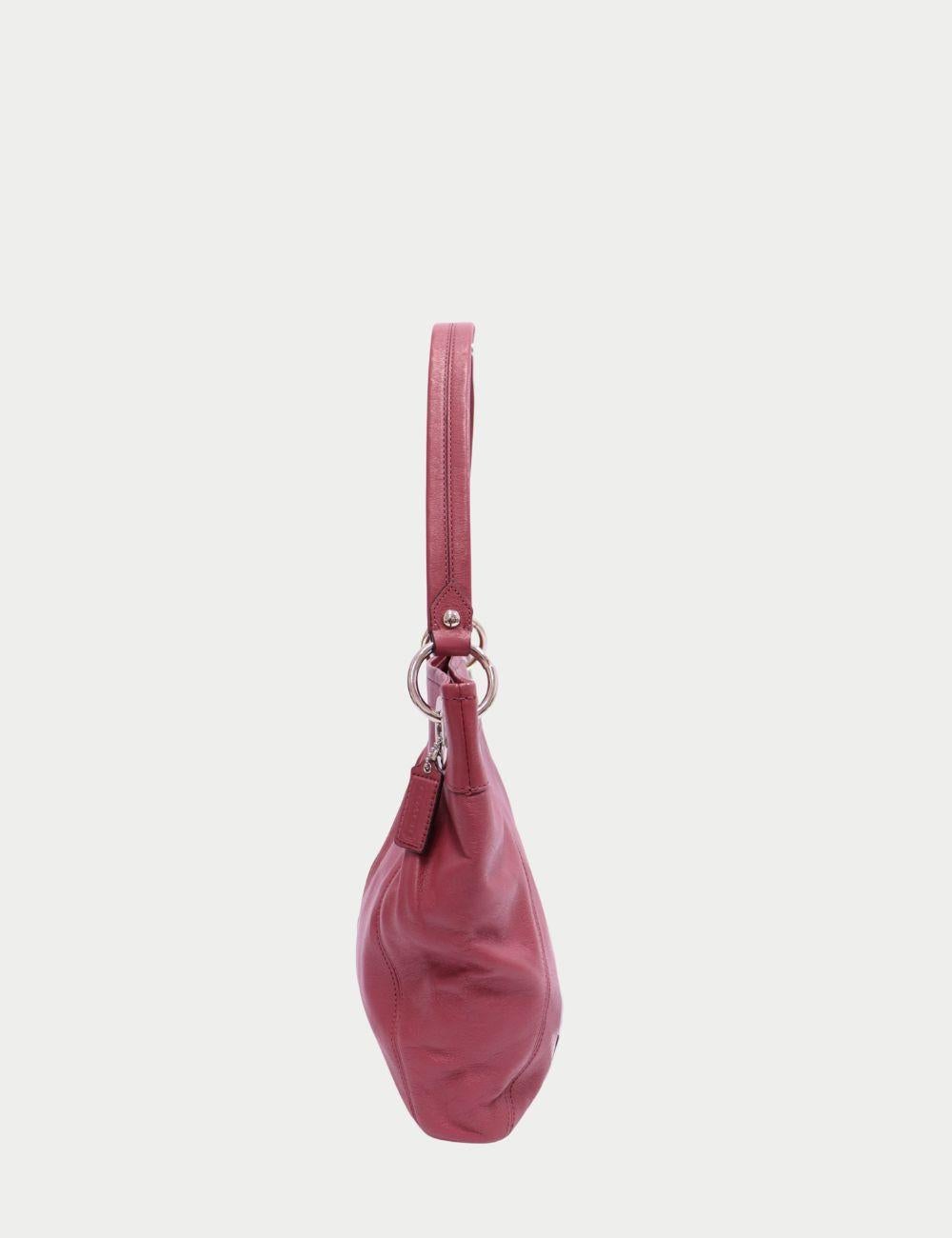 Coach Himbeere Rosa Leder Umhängetasche


Bringen Sie frischen Wind in Ihre Garderobe mit dieser umwerfenden Coach Umhängetasche aus himbeerrosa Leder, einer perfekten Mischung aus klassischem Design und kräftiger Farbe. Diese mittelgroße Tasche aus