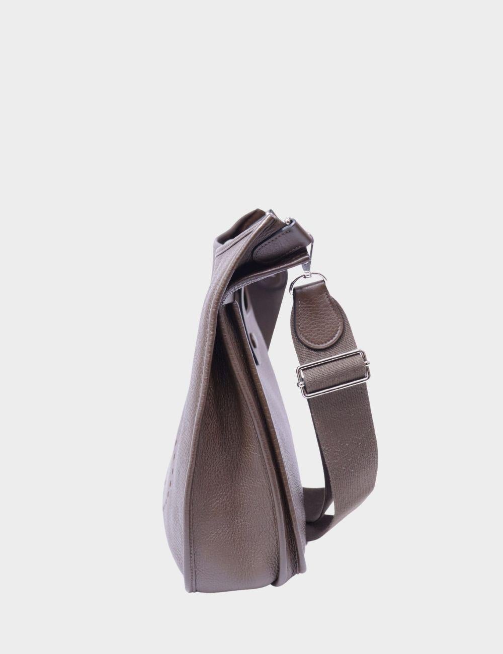 Hermès Evelyne GM - Piel Clemence Chocolate

Eleva tu día a día con el lujo sin esfuerzo de la Hermès Evelyne. Confeccionado en flexible piel Clemence en un intenso marrón chocolate, este bolso bandolera lleva el emblemático logotipo 