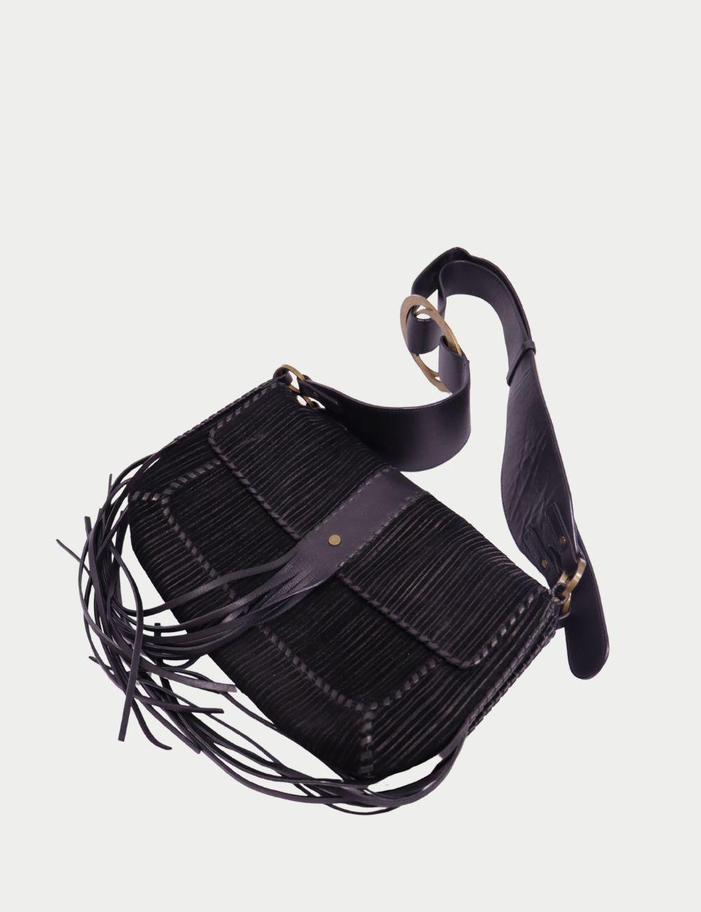 Sac à bandoulière à franges en daim noir de Givenchy


Rehaussez votre look bohème avec ce sac à bandoulière à franges vintage Givenchy, confectionné en daim noir luxueux avec surpiqûres ton sur ton et détails Givenchy signature. Le sac est doté